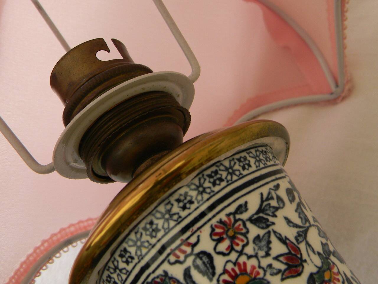 Small earthenware lamp from Gien. Cashmere decoration.