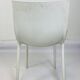 Chaise BO blanches par Philippe Starck éditées par Driade