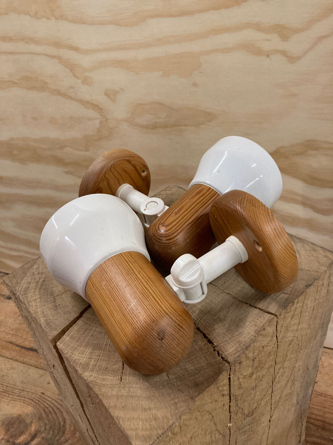 Pair of wall lights in pine and white metal 1980