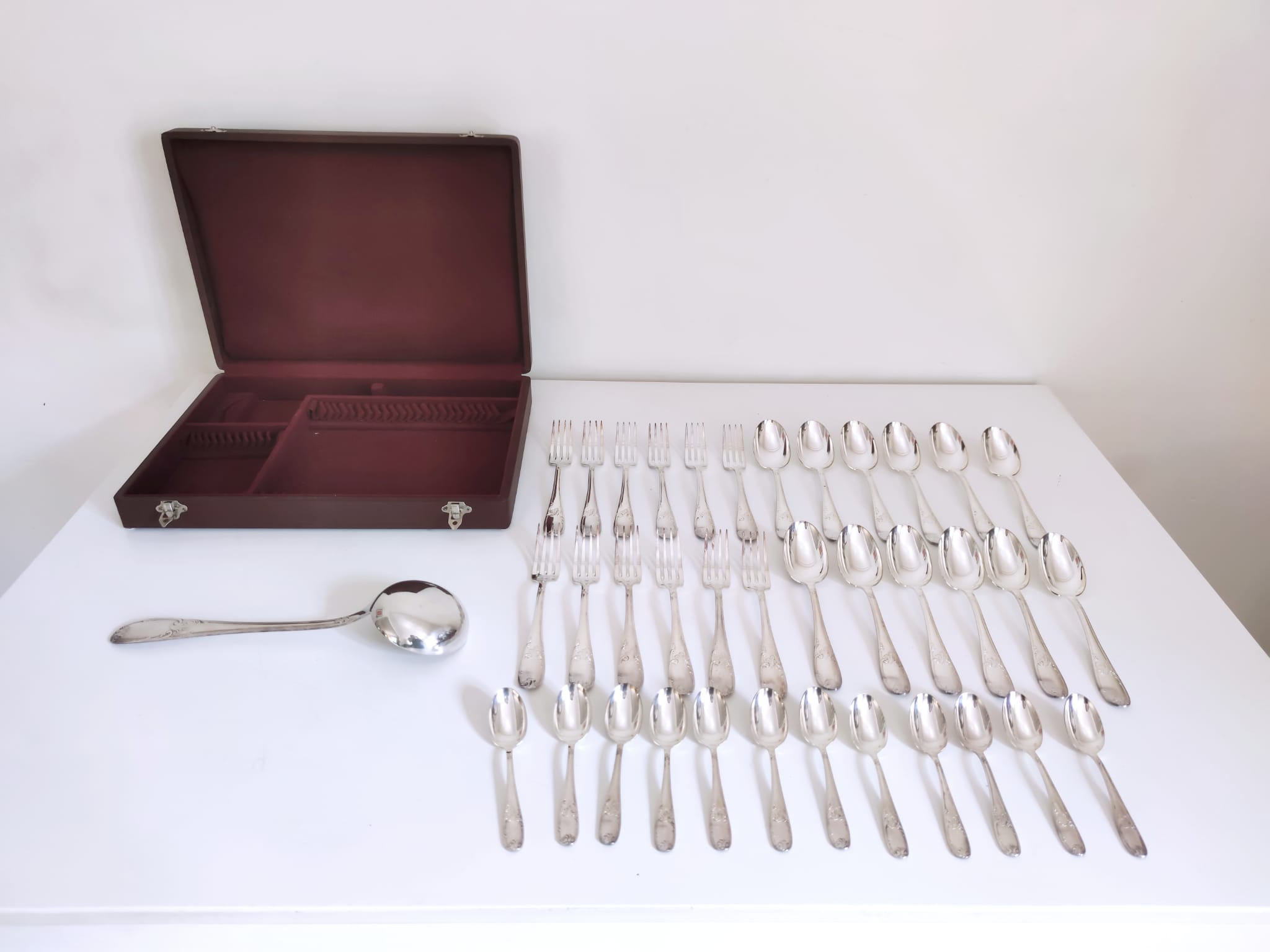 Silver metal housewife model Rocaille