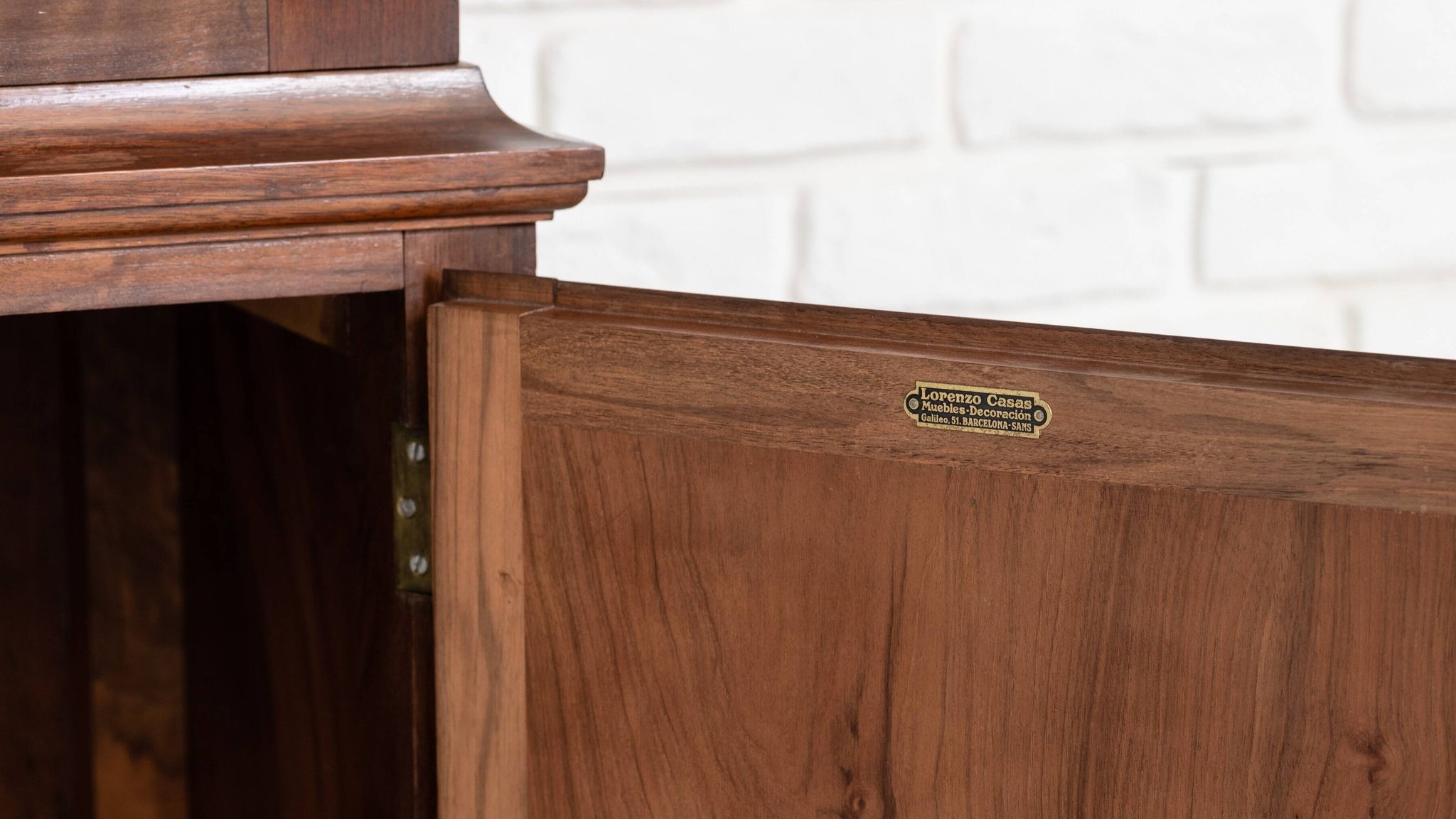 Bar cabinet by Muebles Casas