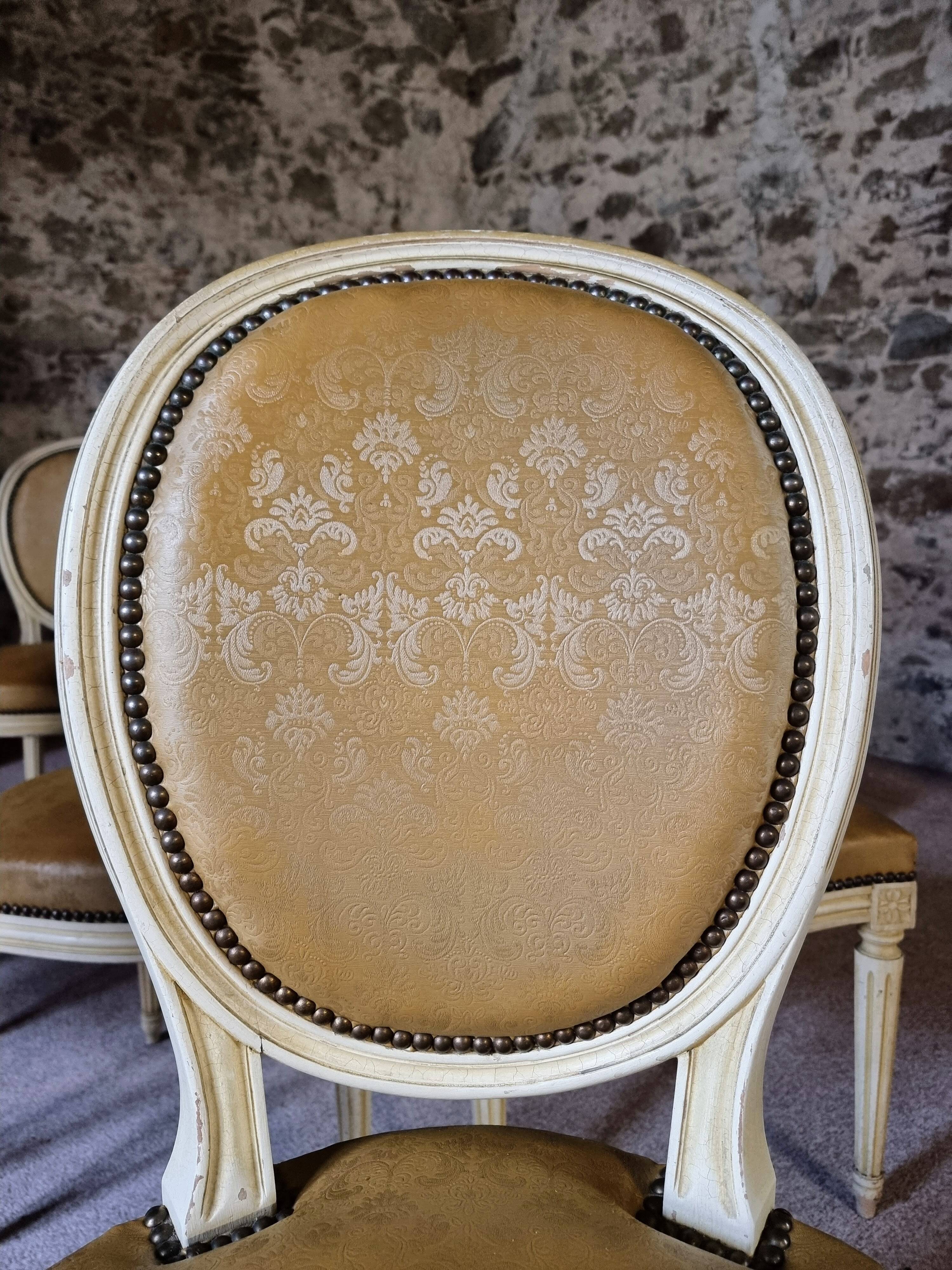 Chaises de salle à manger Louis XVI vintage – Ensemble de 8 chaises françaises sculptées en bois avec revêtement en simili cuir damassé caramel, années 1920/1930