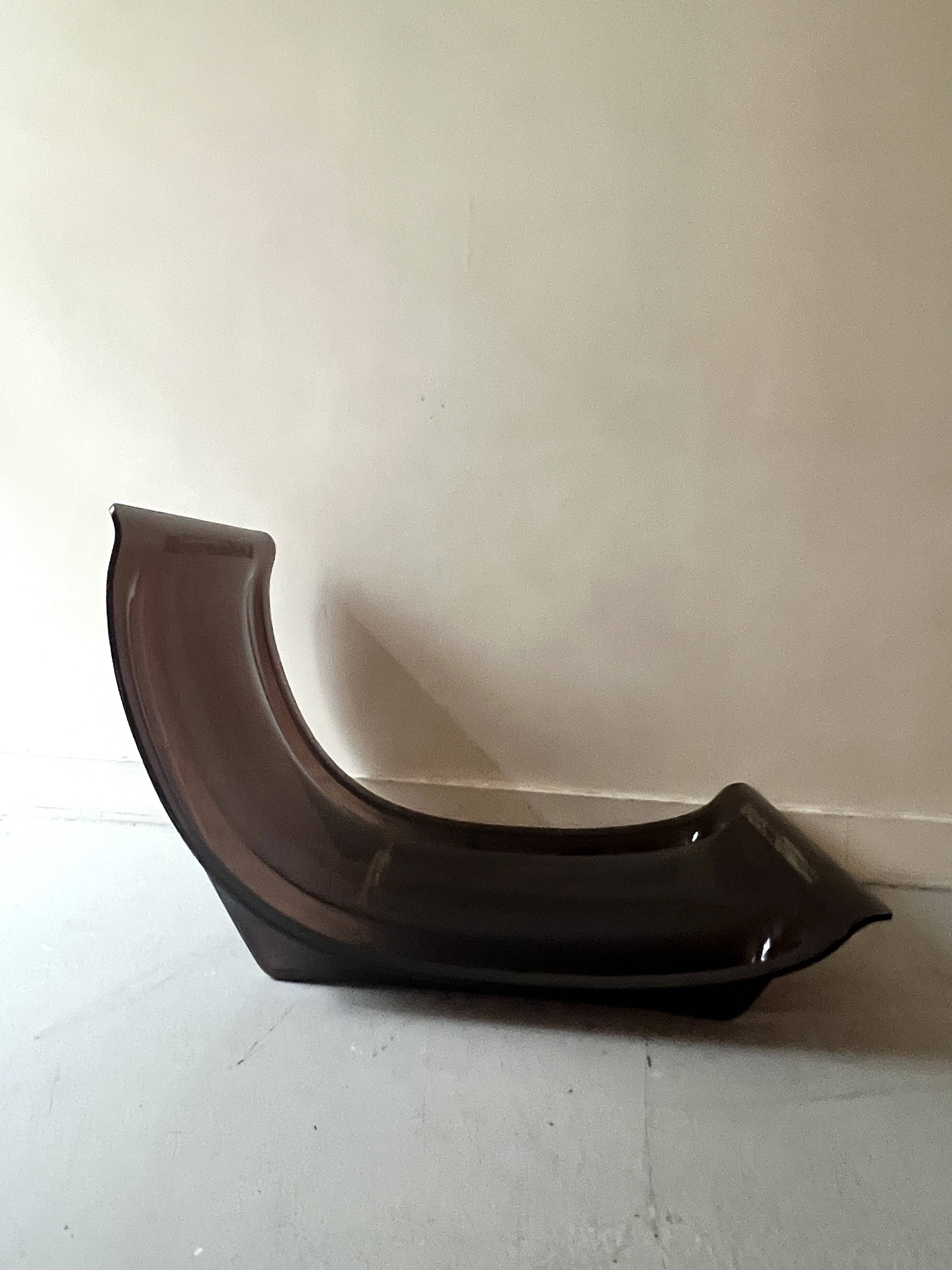 Chauffeuse Marsala en plexiglas fumé & velours ras marron, Ligne roset 1970