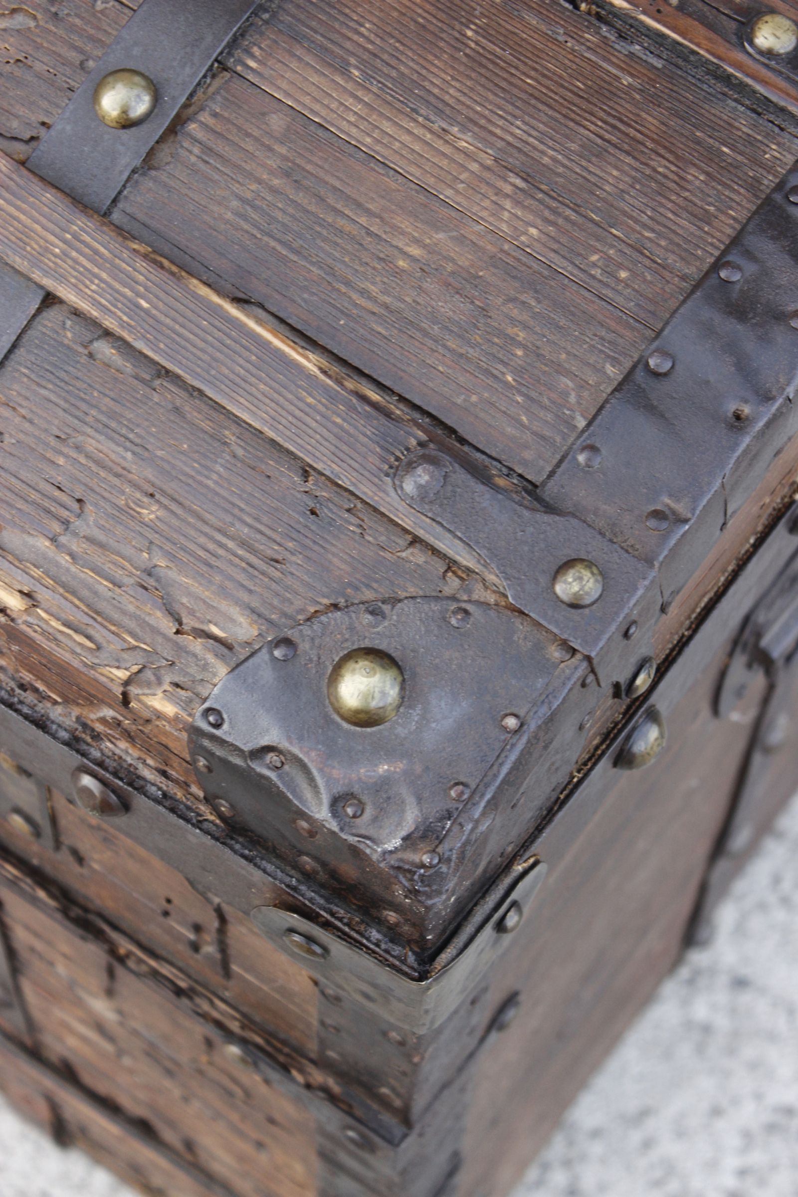 Chest or travel trunk in wood and wrought iron, 18th century