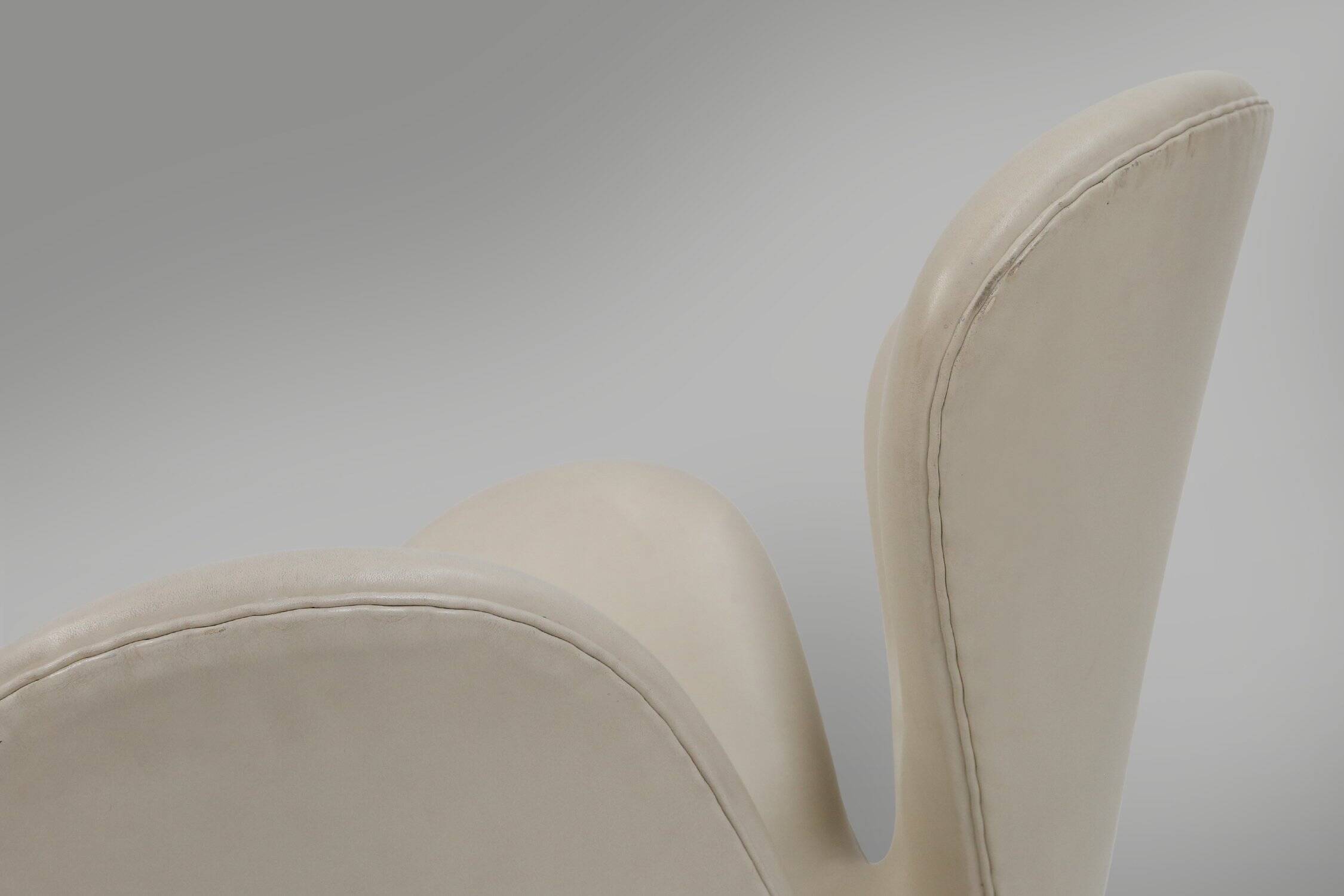 Set of Leather Swan Chairs by Arne Jacobsen for Fritz Hansen, Denmark 2006