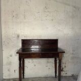 Wooden lady's desk says "happiness of the day"