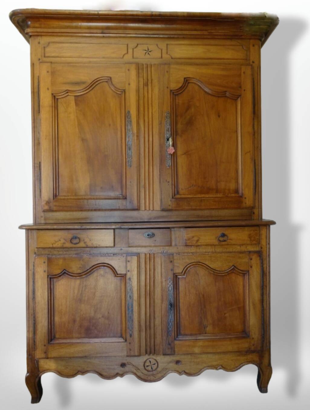 magnificent two-body buffet from the 18th century in walnut – an exceptional antique piece