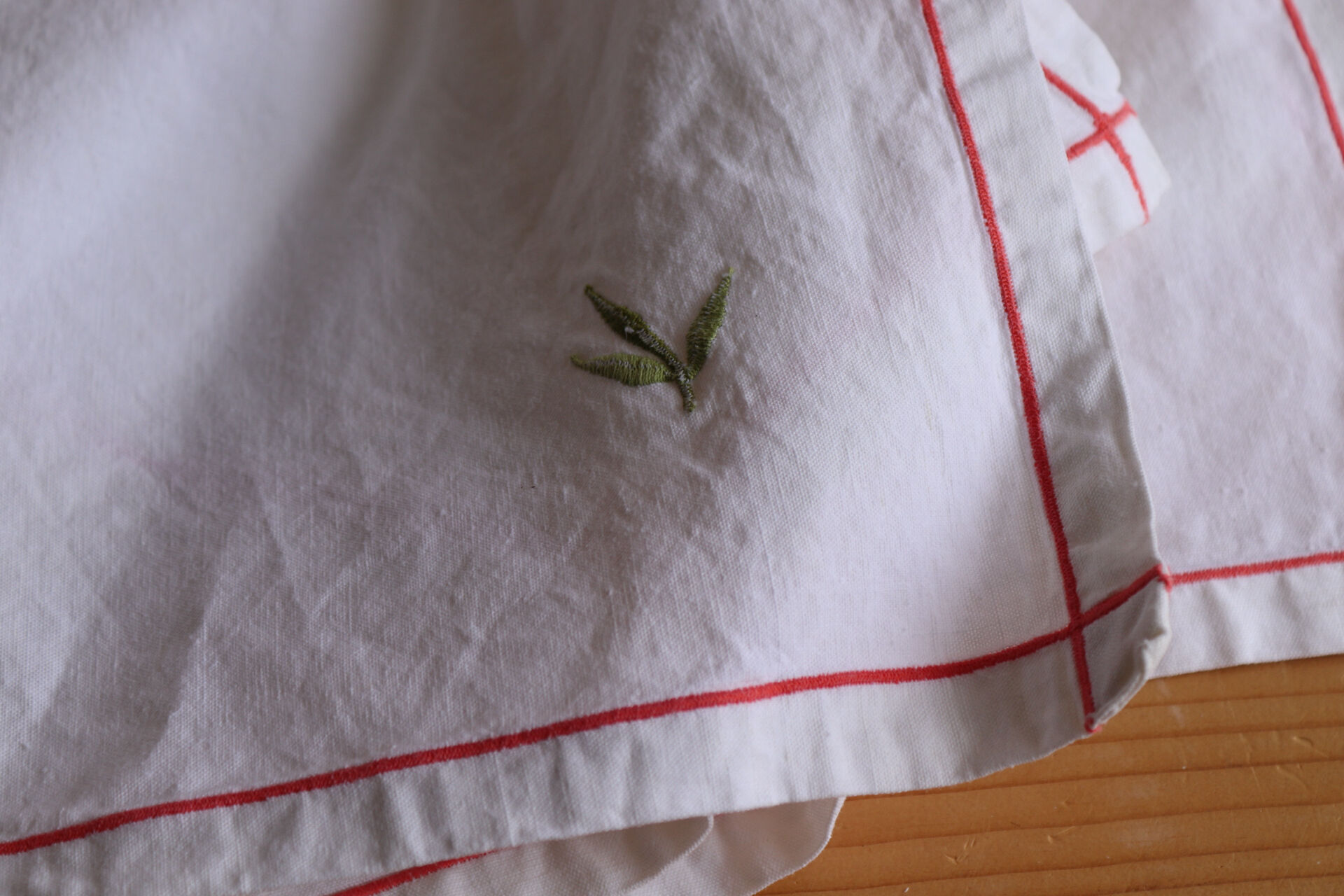 Set of 6 vintage embroidered table napkins with leaves.
