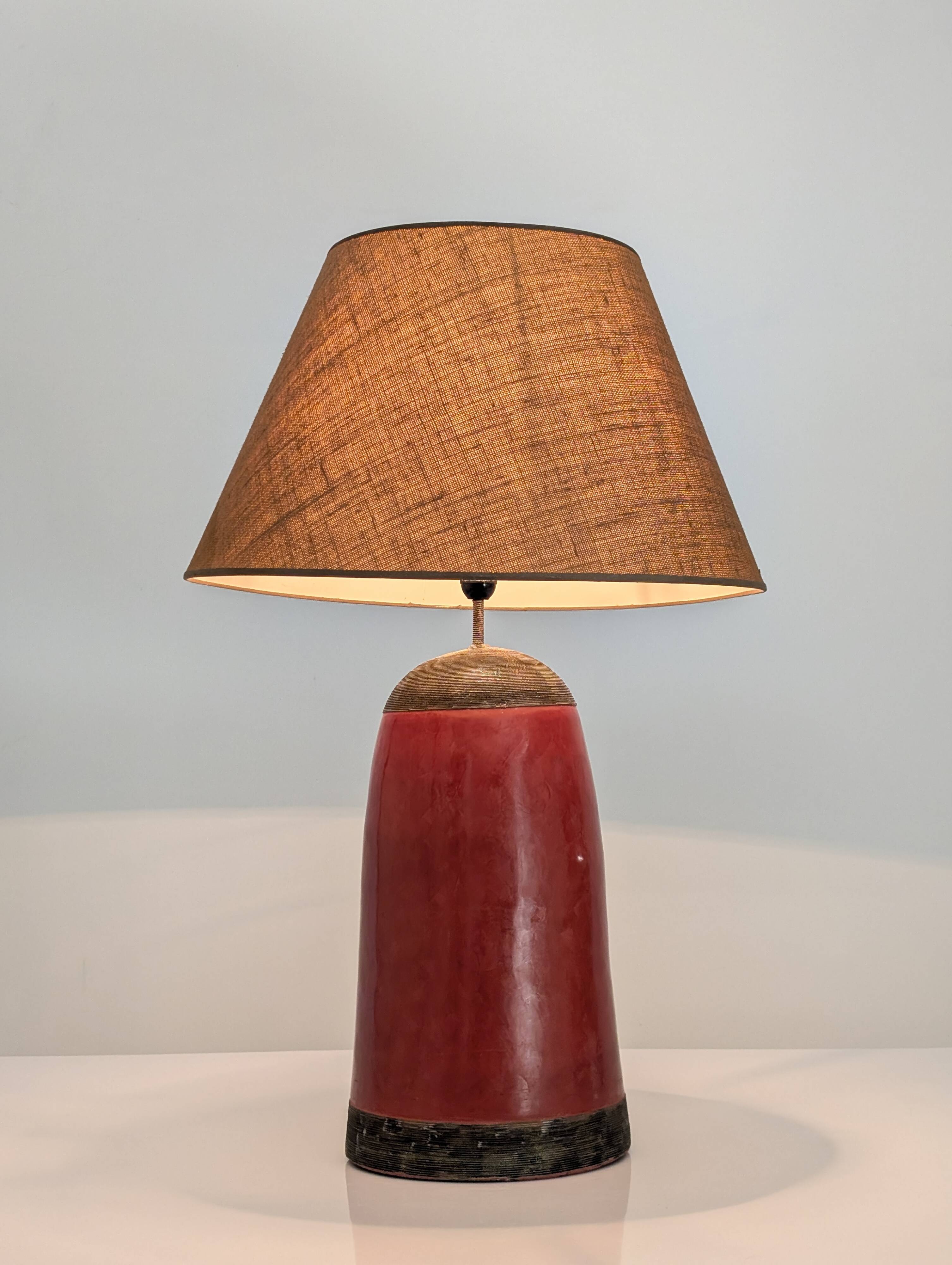 Lampe de table en terre cuite rouge avec filigrane en métal, design vintage des années 1980