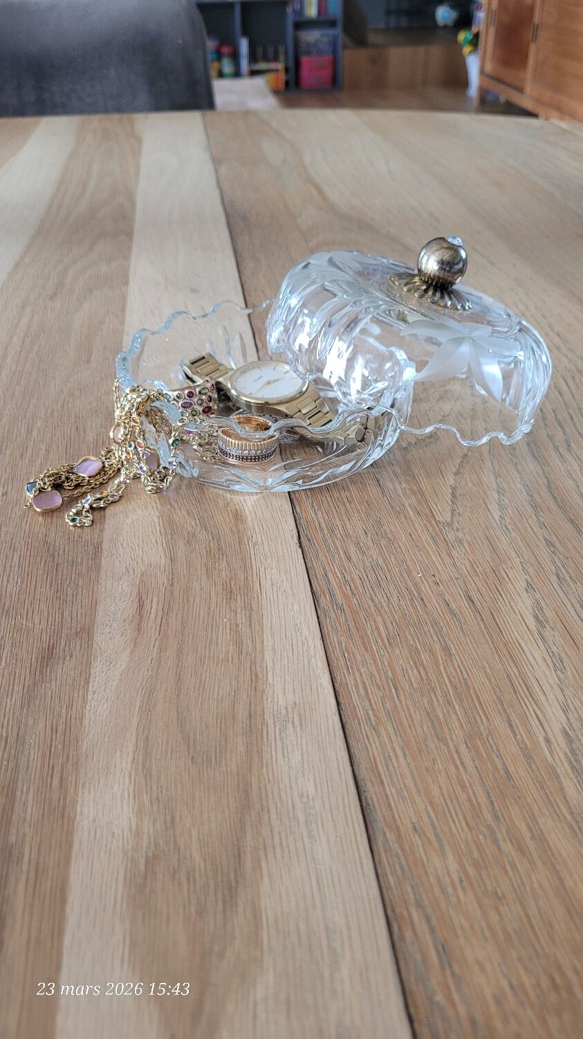 Transparent glass bonbonnière