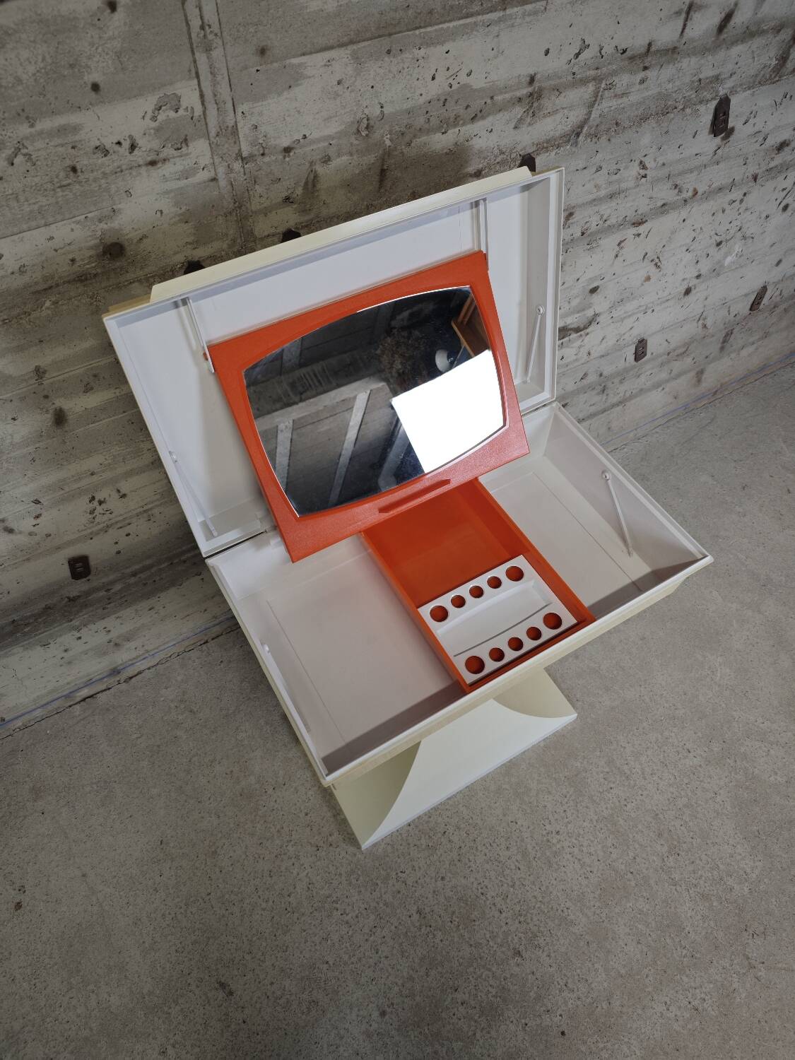 Flair dressing table for Prisunic