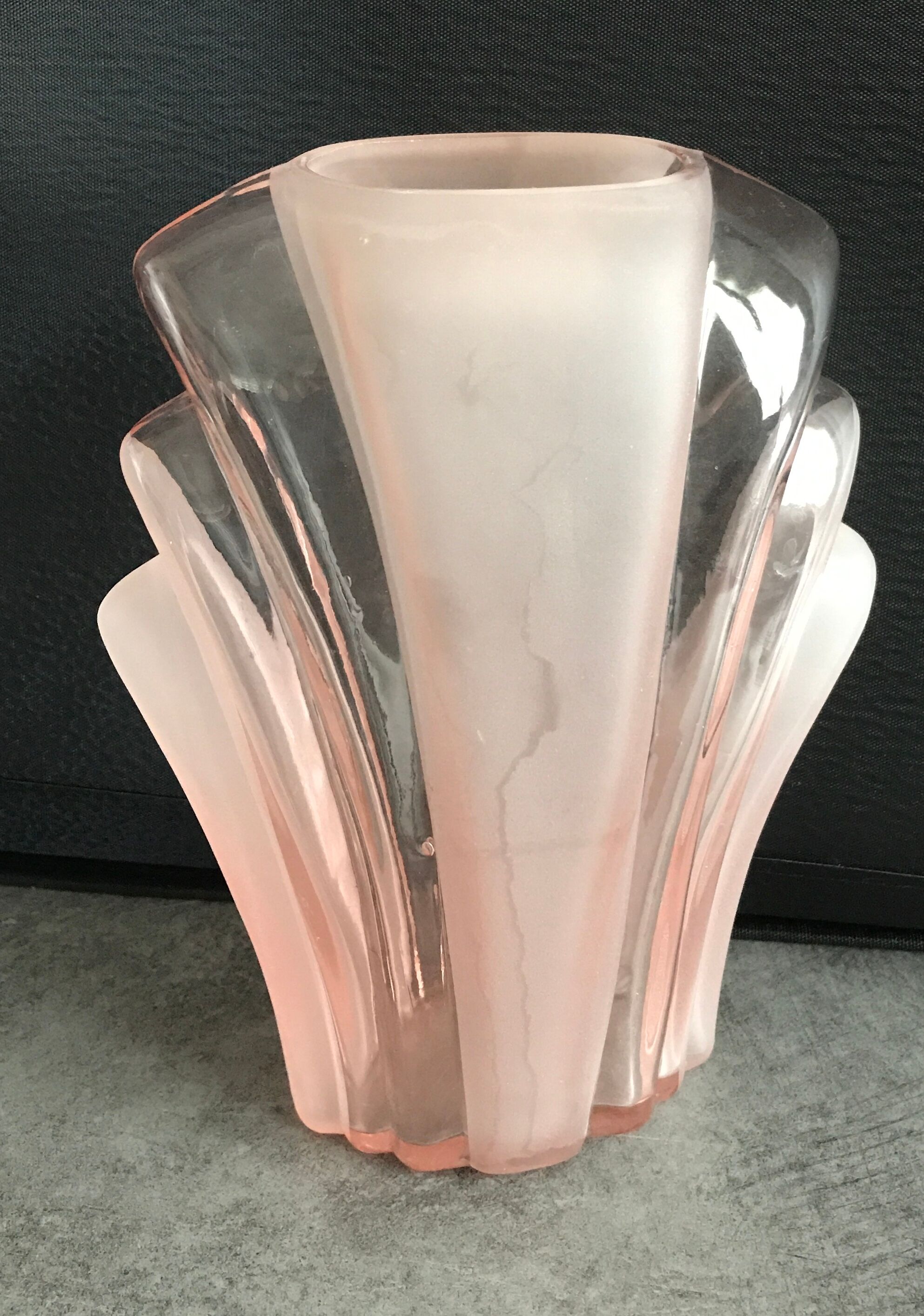 Vase en verre moulé rose art déco 18 cm