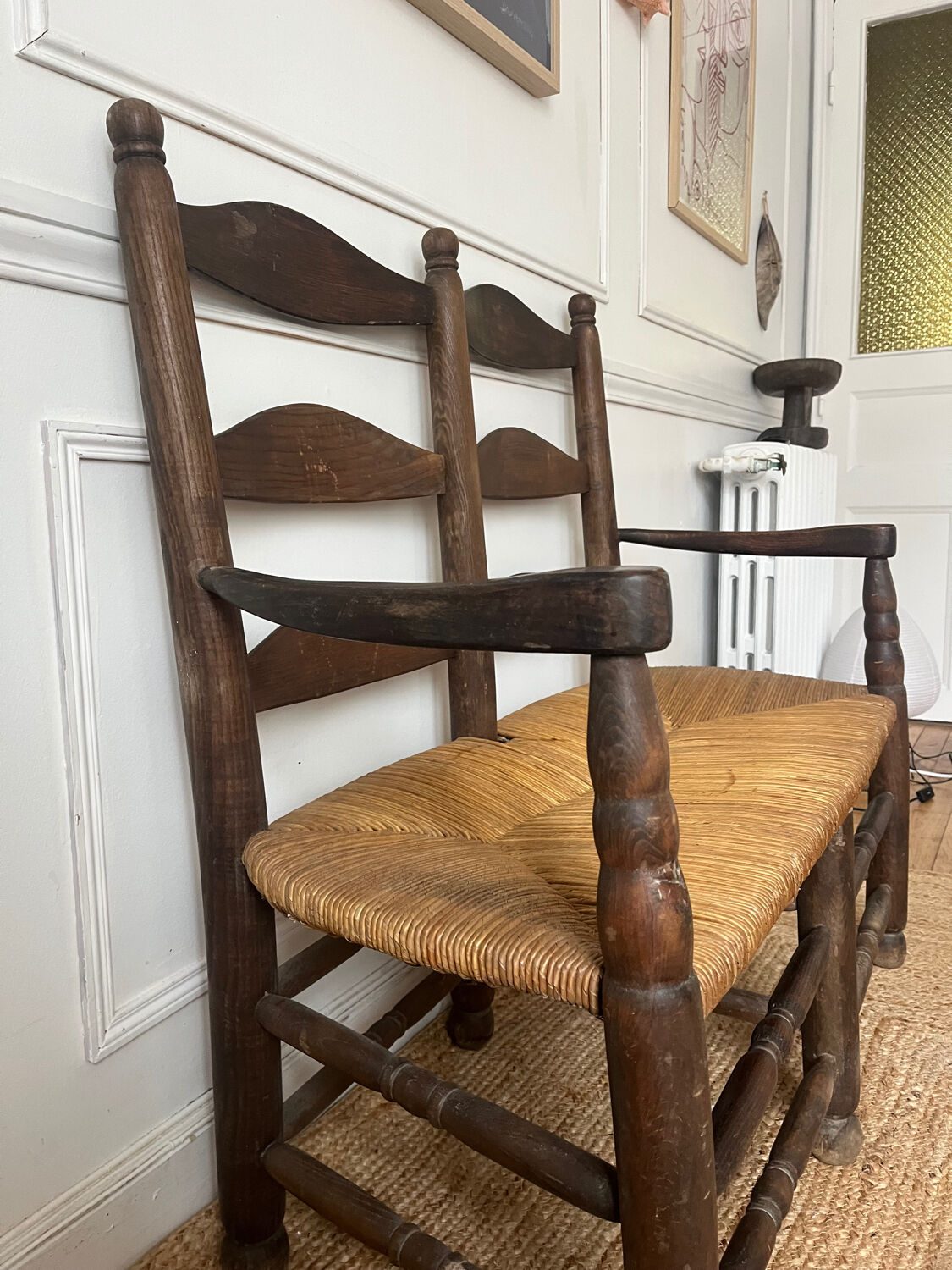 Wood and straw banquette