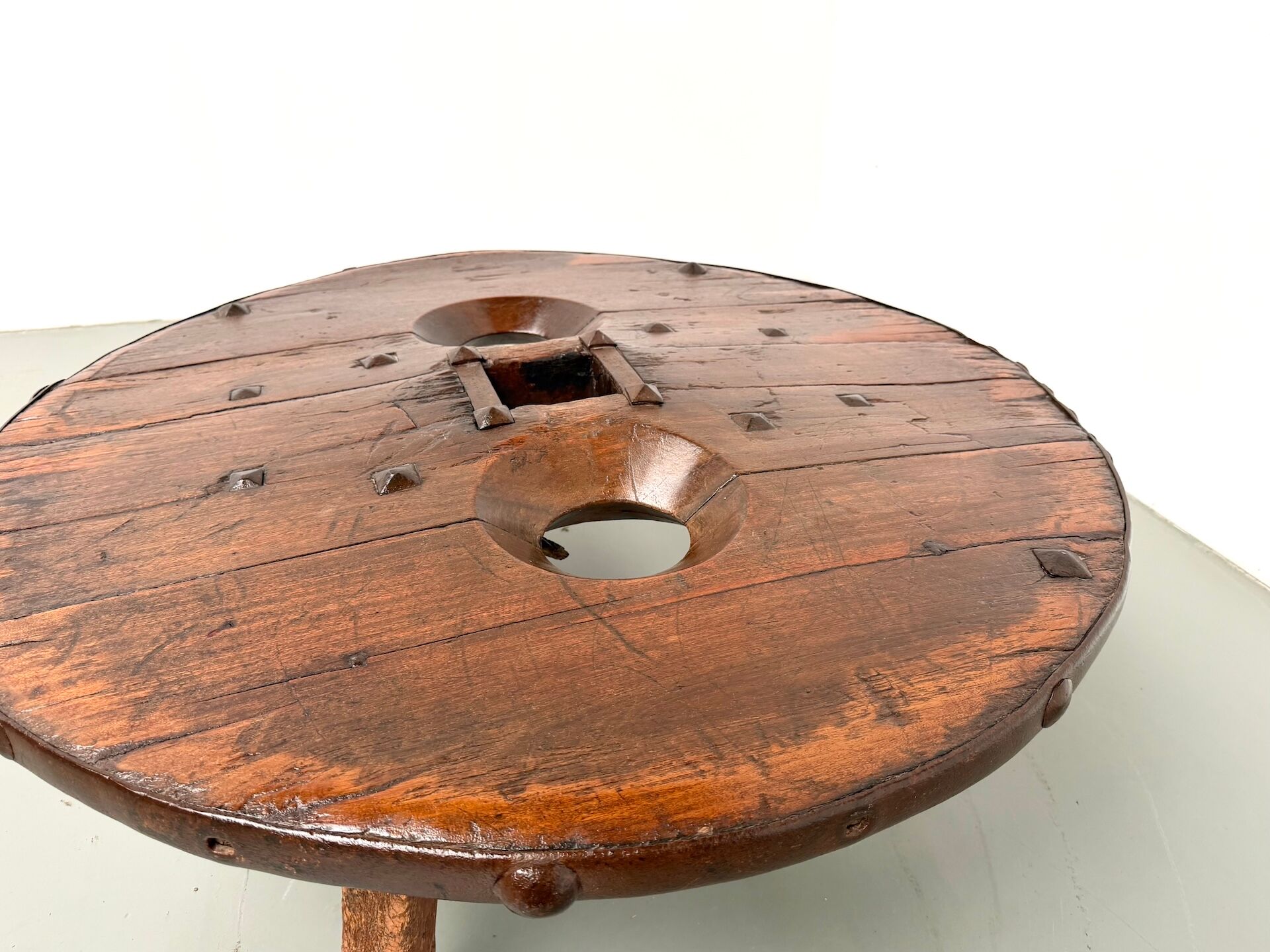 Brutalist Circular Coffee Table in Solid Wood – Brazilian Folk Art