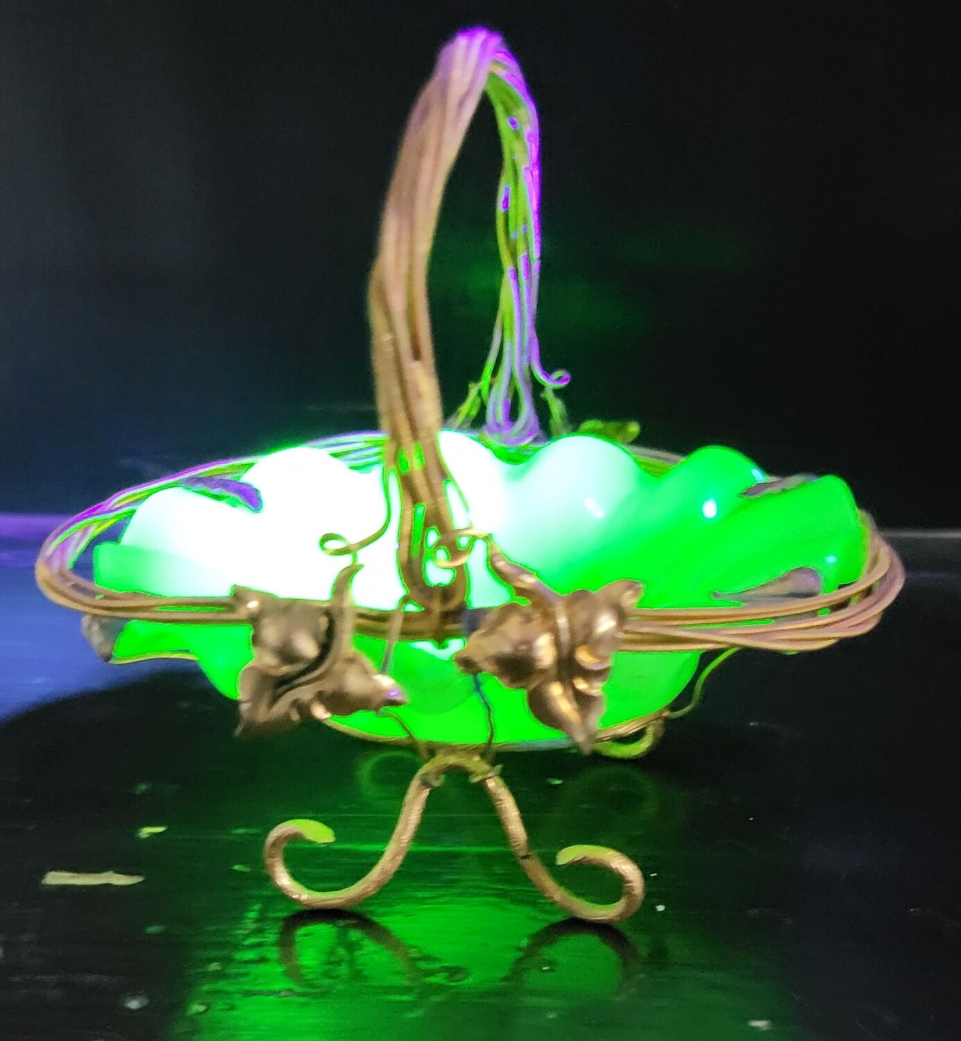 Empty pocket basket in green opaline (uranium/uraline)