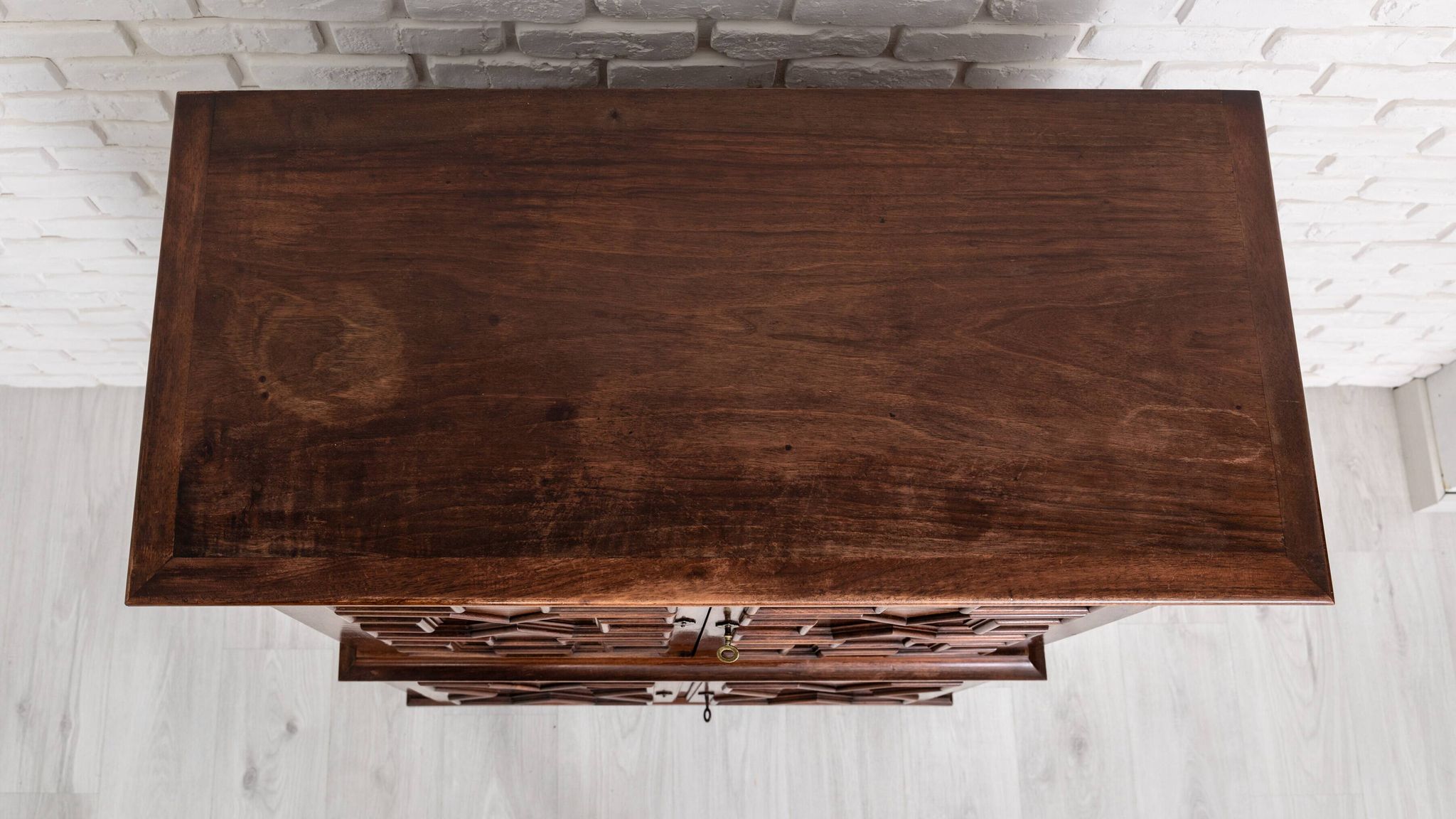 Bar cabinet by Muebles Casas