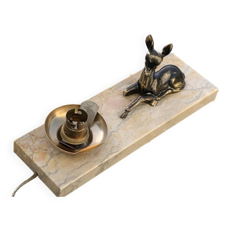 Table lamp, Biche, fawn in gilded brass on a beige marble base, art deco Velvet underside
