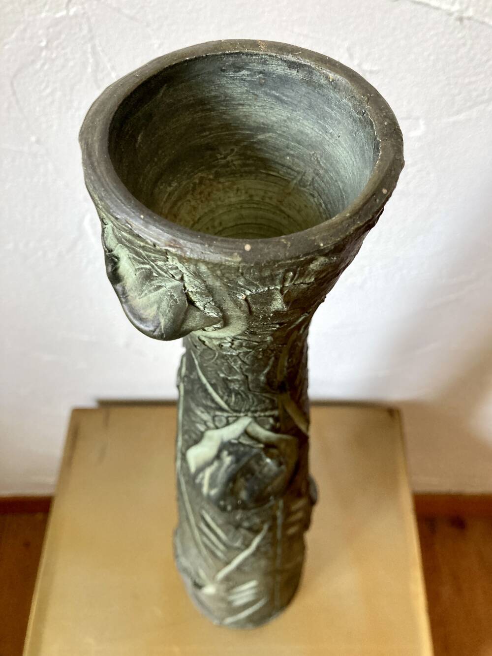 Vase longiligne à décor stylisé brutaliste, dans le goût de Ballesti