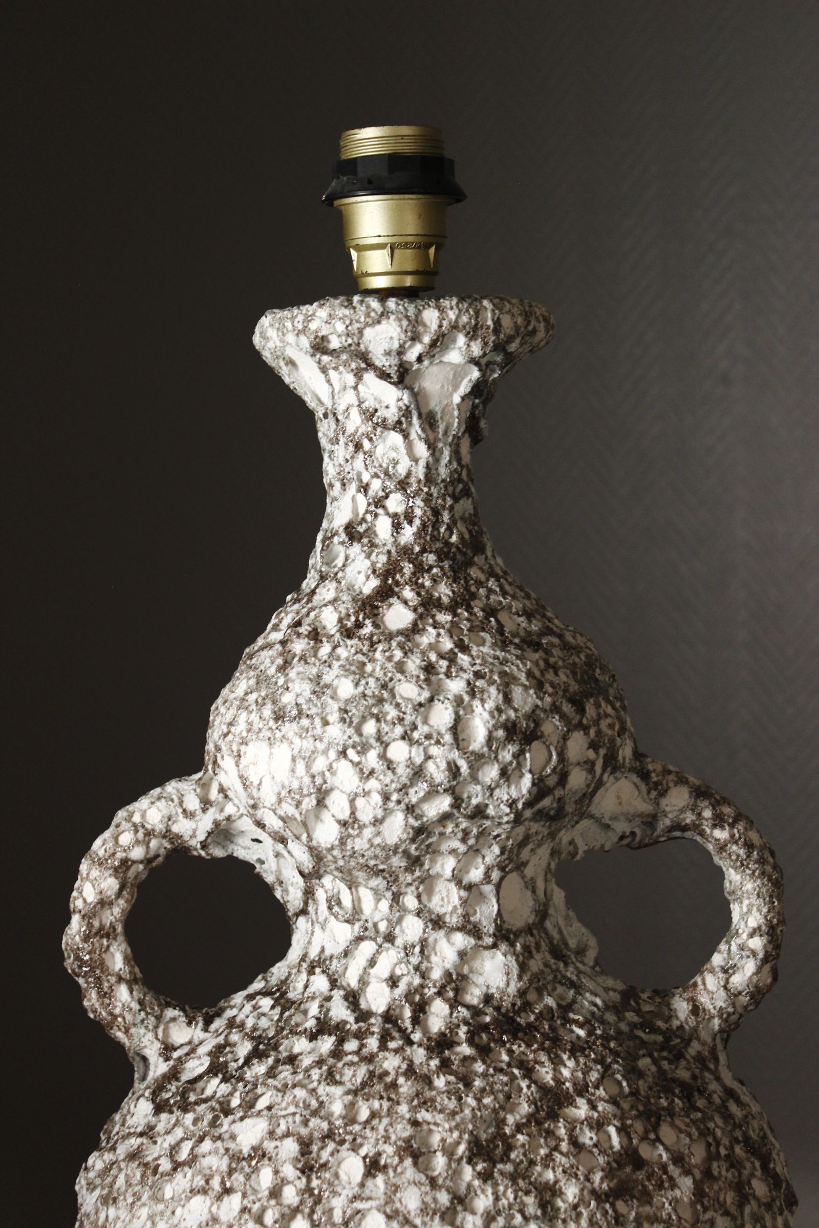 Large ceramic lamp base, fat lava, brutalist design, double lighting.