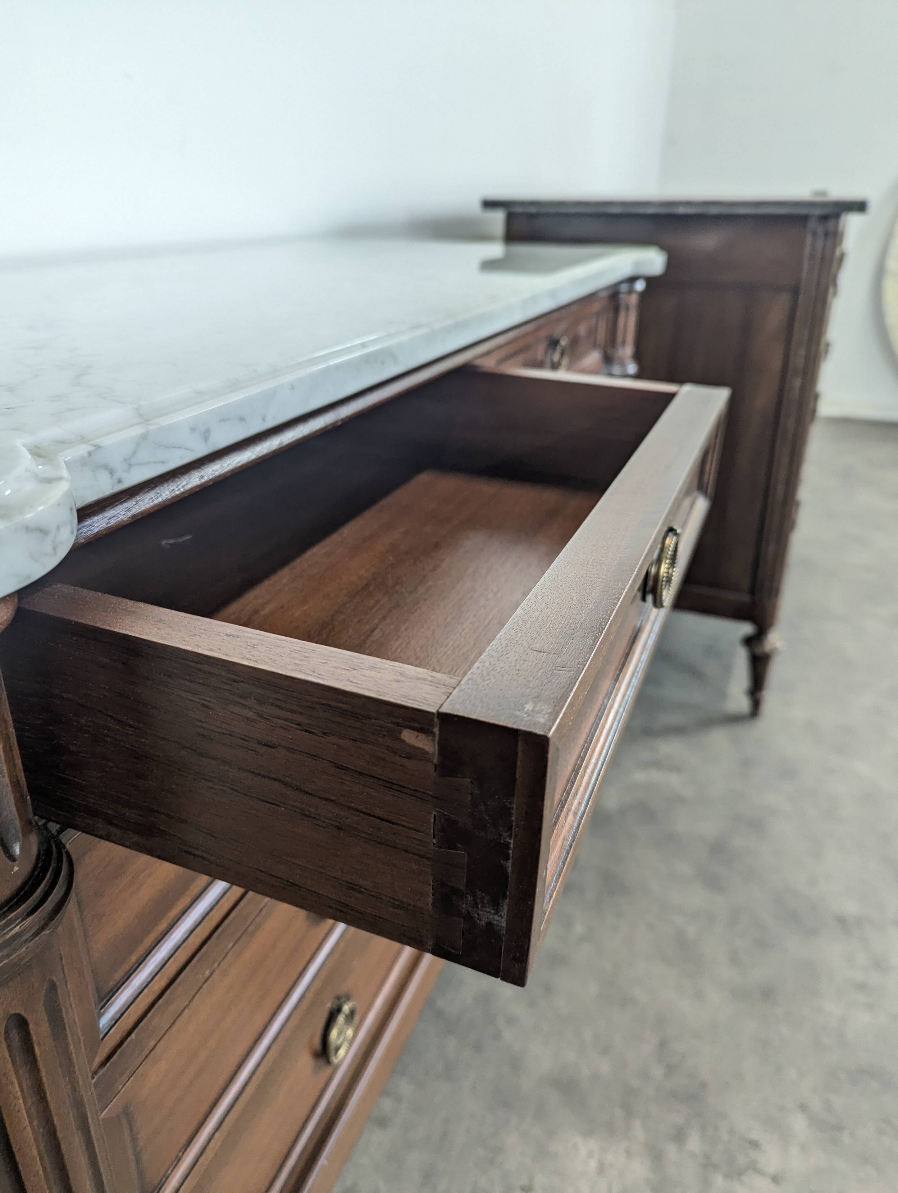 Commode de style Louis XVI en acajou et marbre de carrare