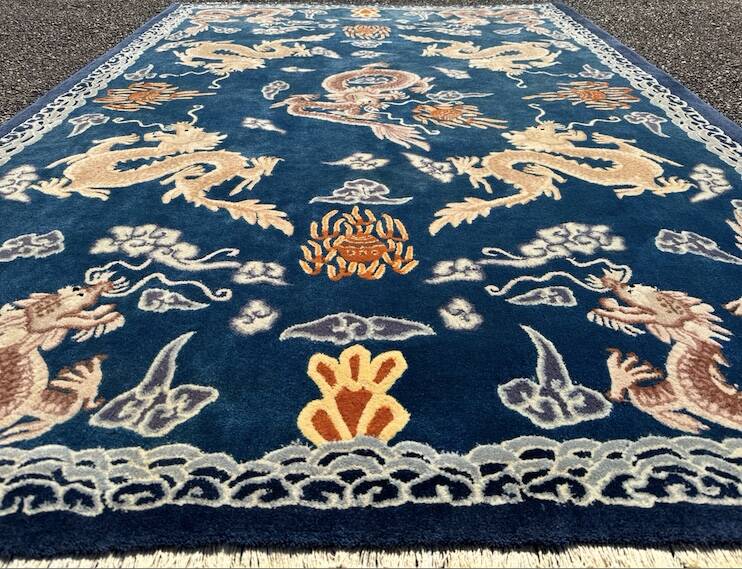 Chinese rug with dragon decoration. 230x165 cm