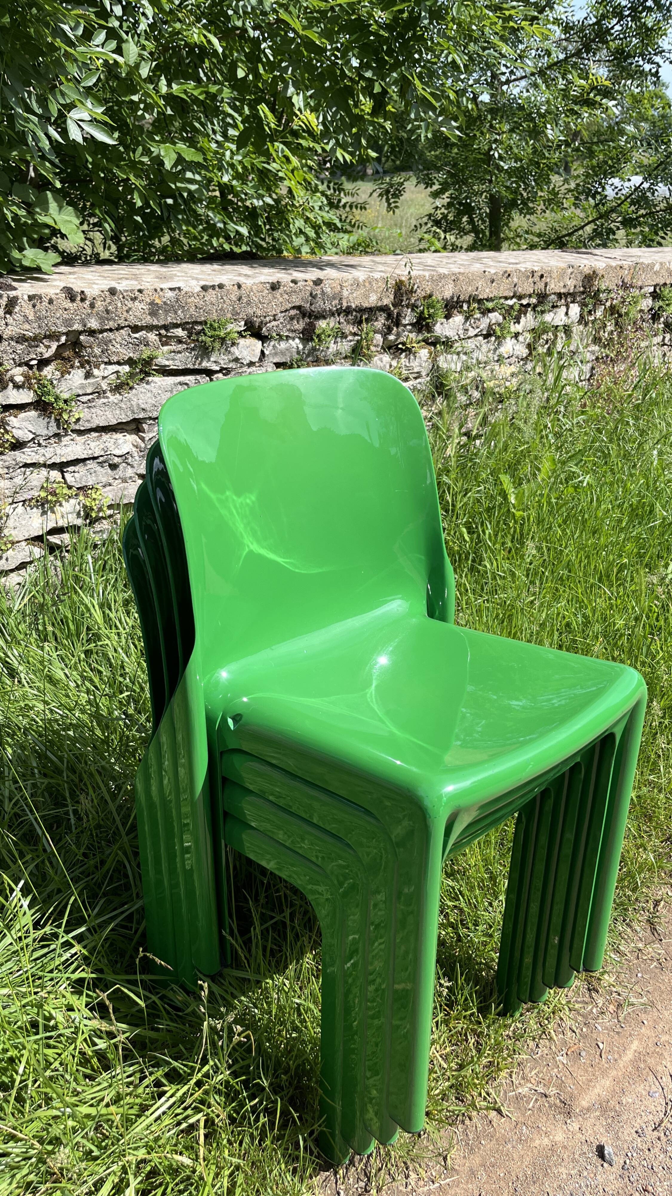 Suite de 4 chaises "Sélène" par Vico Magistretti pour Artemide