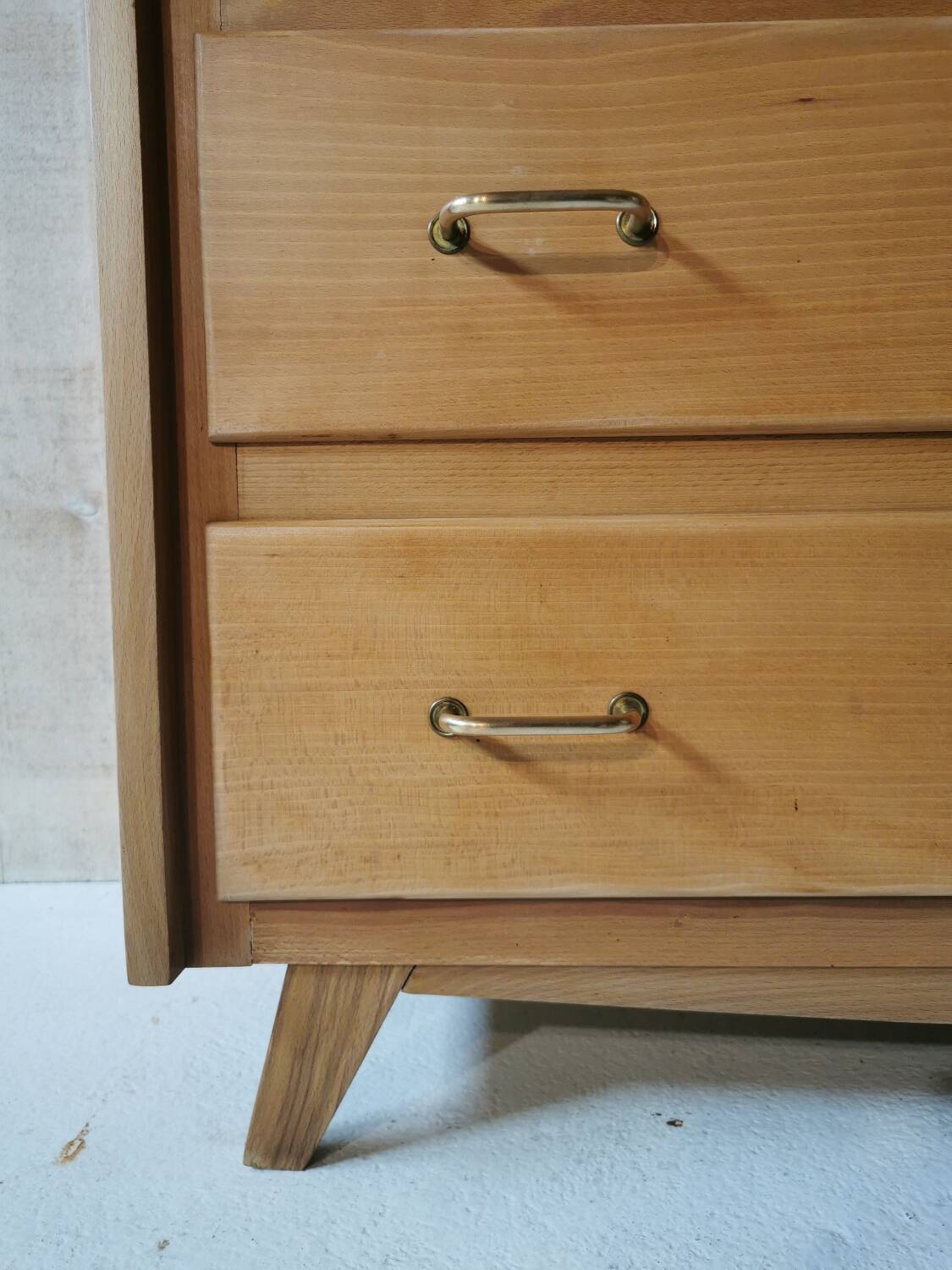 Commode pieds compas