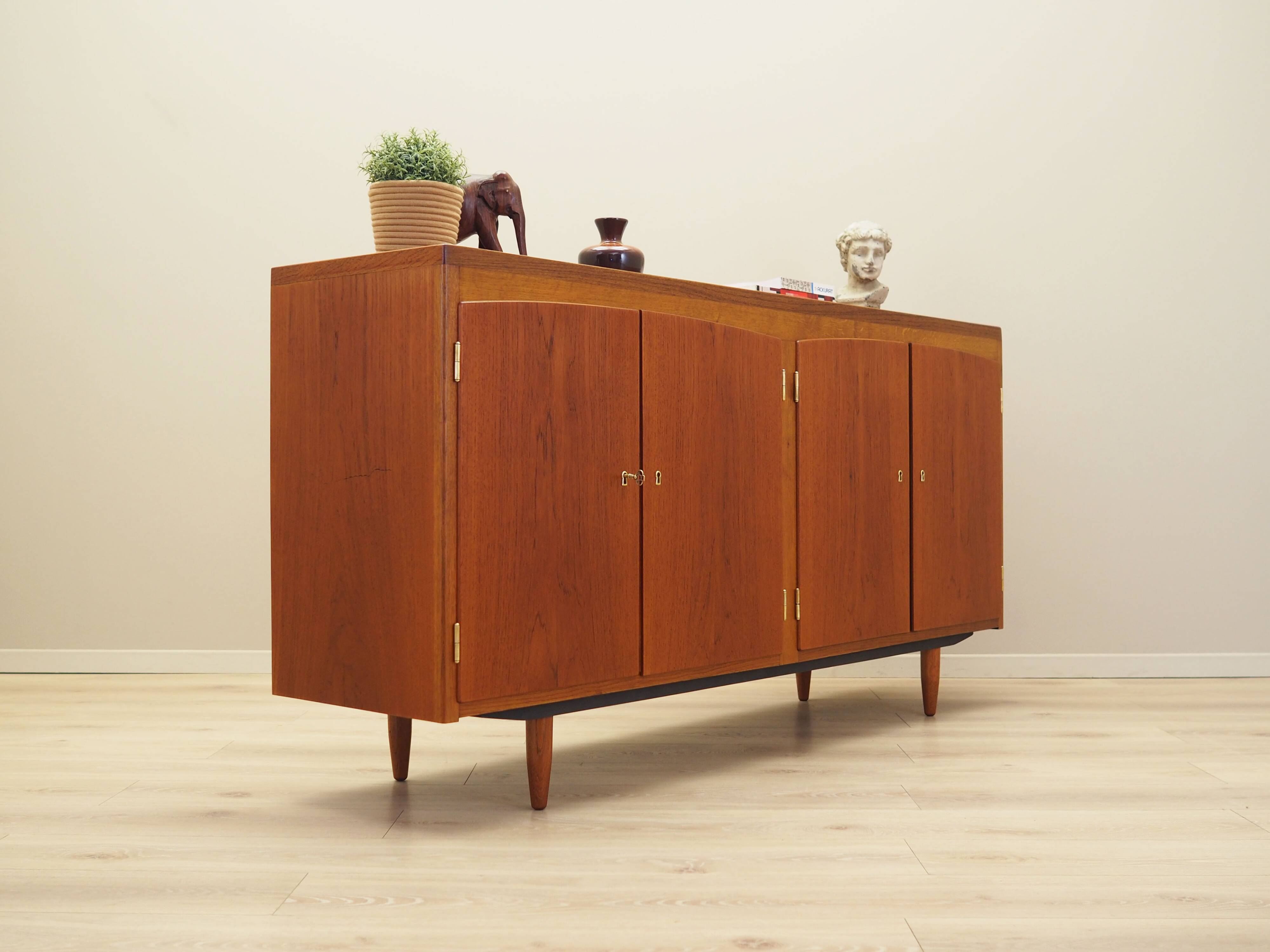 Buffet en teck, design danois, années 1960, production : Danemark
