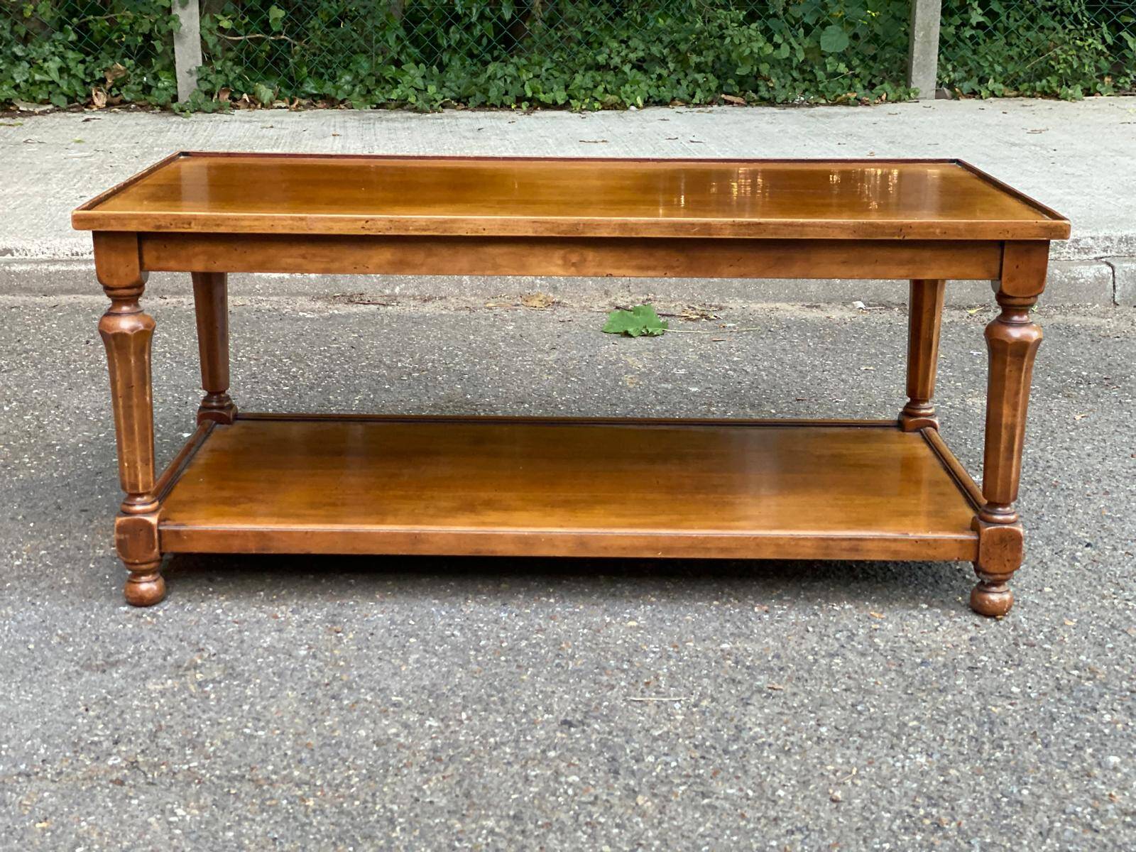 Extendable coffee table in solid wood with two shelves, 100 cm