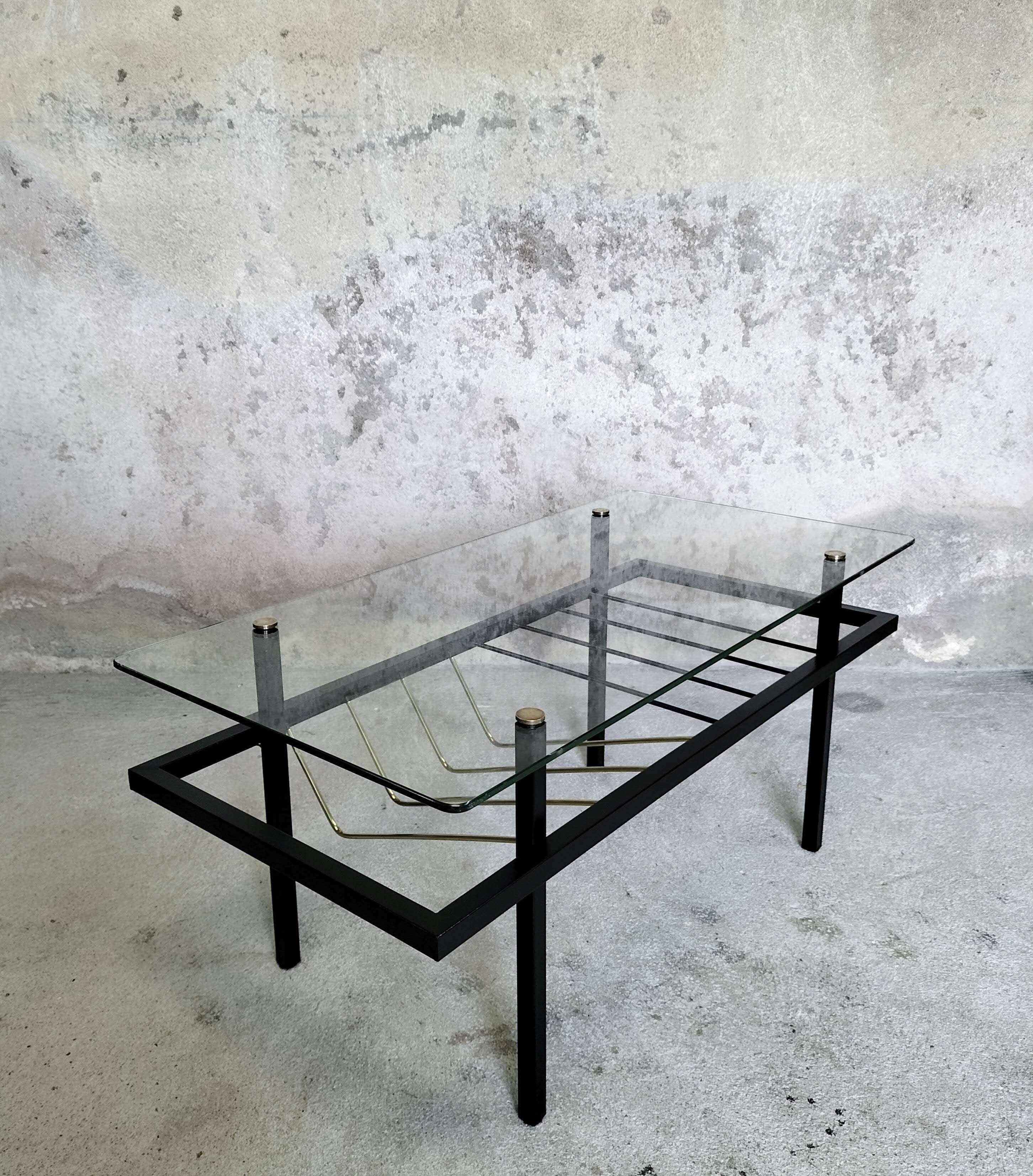 Table basse en verre, métal et laiton