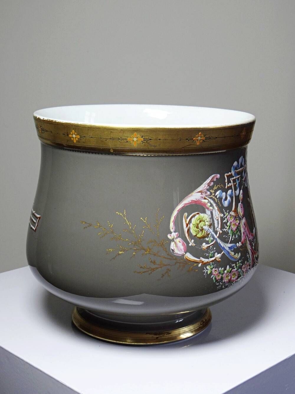 Large antique cache-pot in glazed porcelain, rockwork decoration with a bird, 19th century.