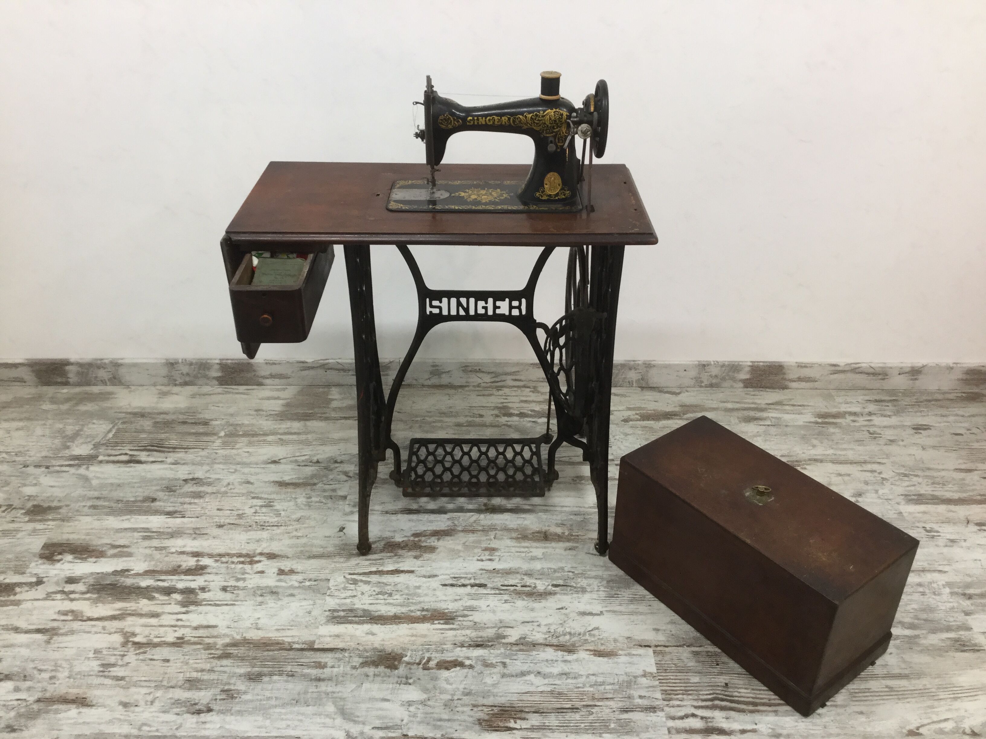 Sewing machine Singer