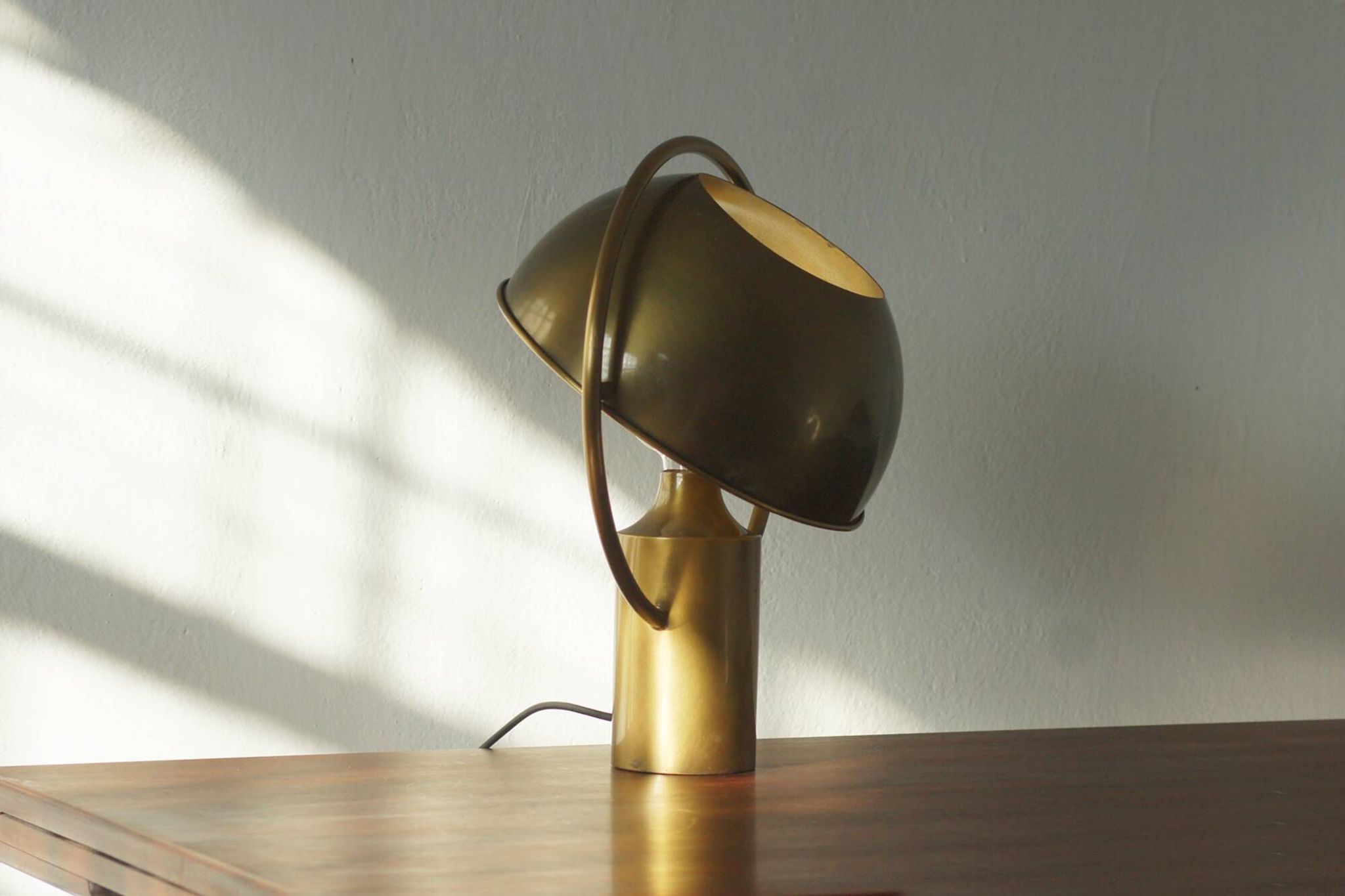 Lampe de table en laiton design Florian Schulz, années 1970.