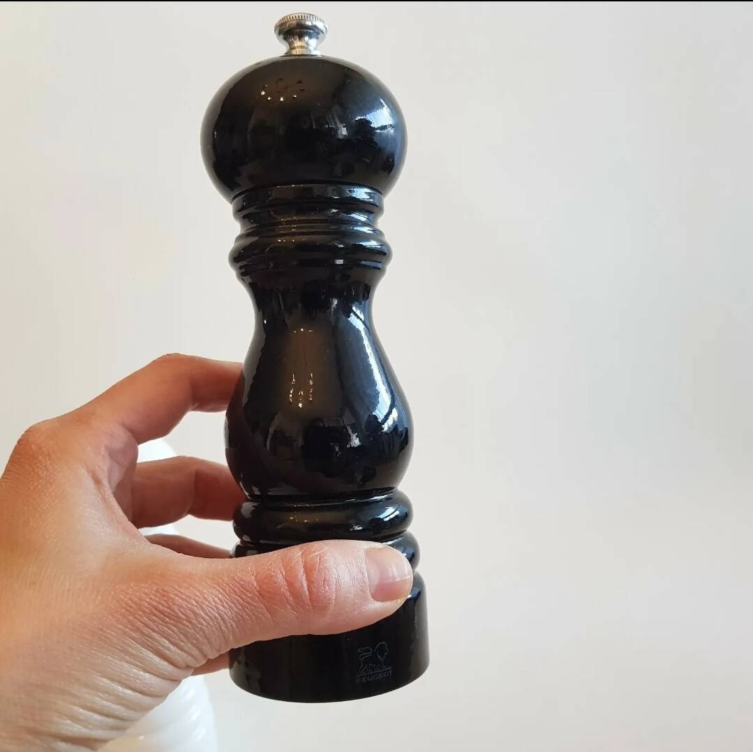 Peugeot salt and pepper mill set in black and white lacquered wood 18 cm
