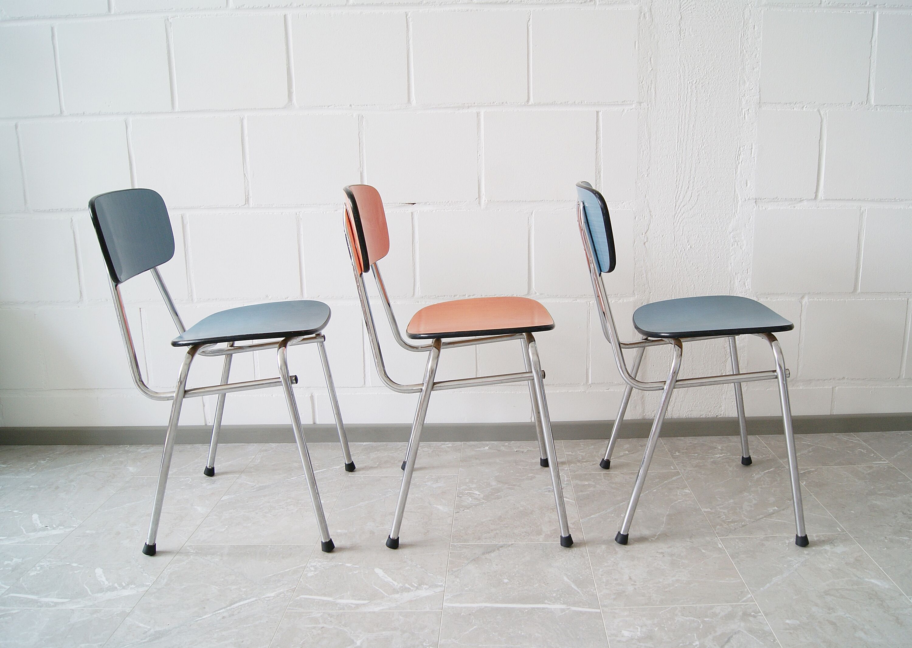 Chaise formica en rouge et bleu, chaises de cuisine et empilables