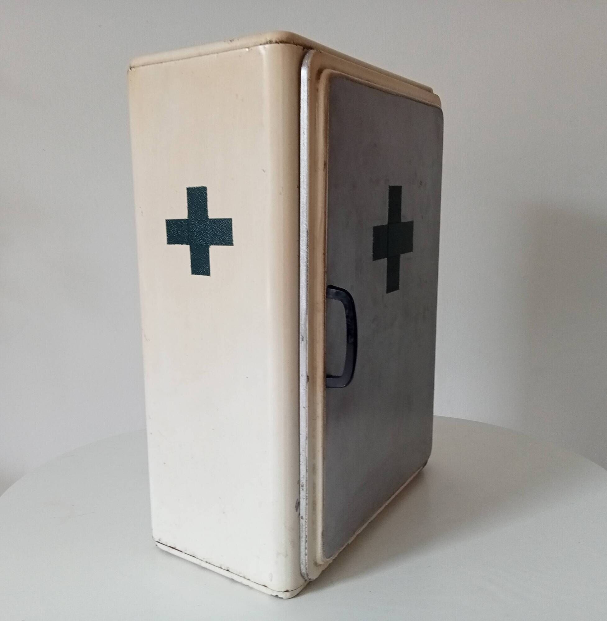 Vintage metal medicine cabinet from the 50s/60s