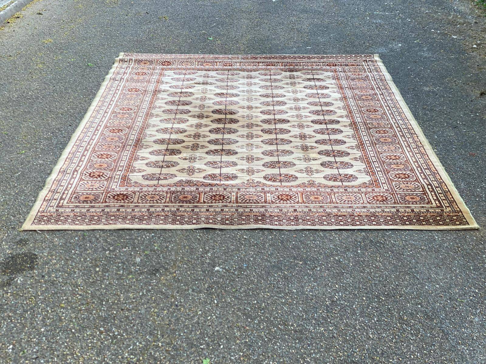 Beige Persian rug 200x300