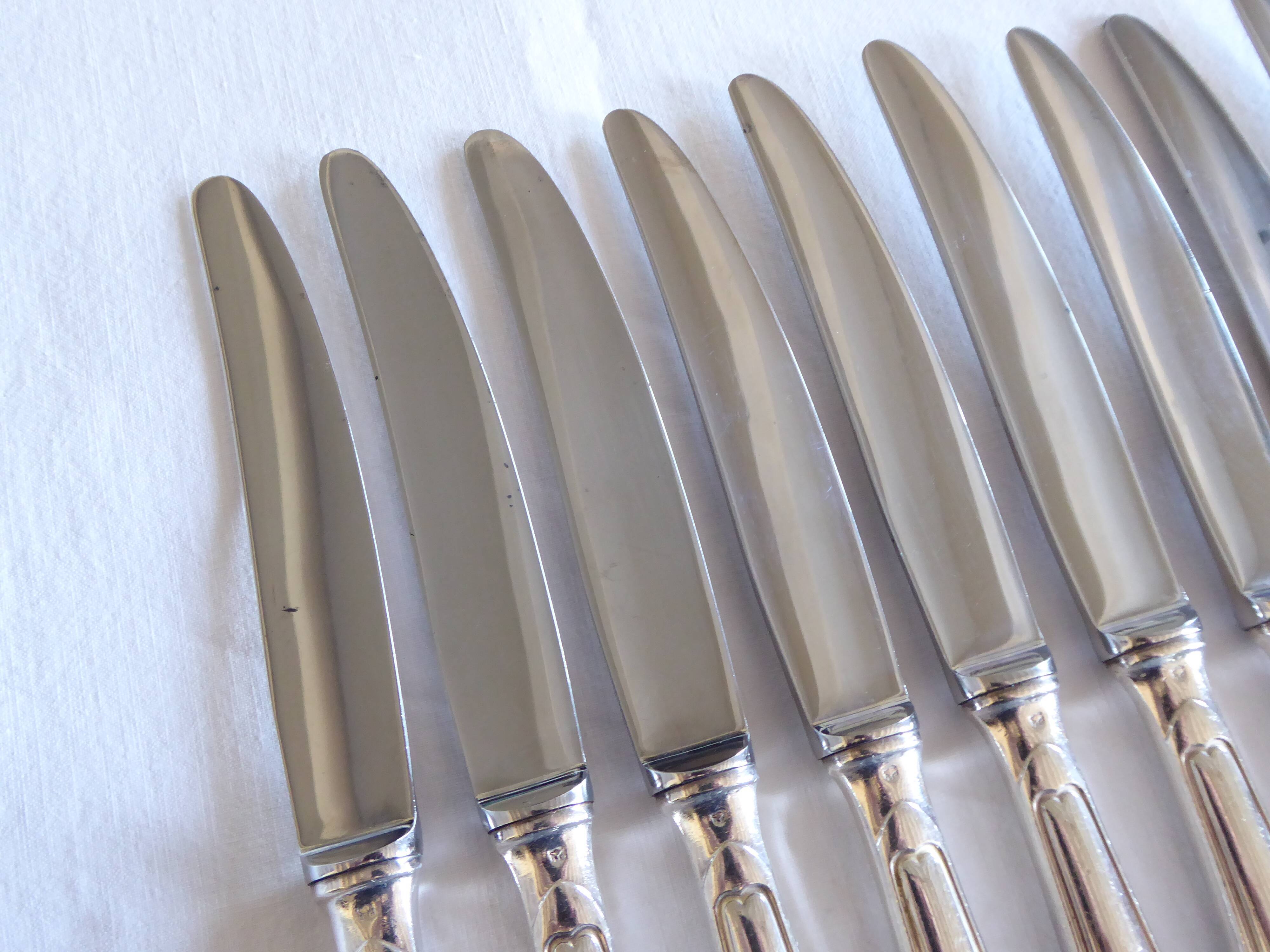 12 couteaux de table métal argenté