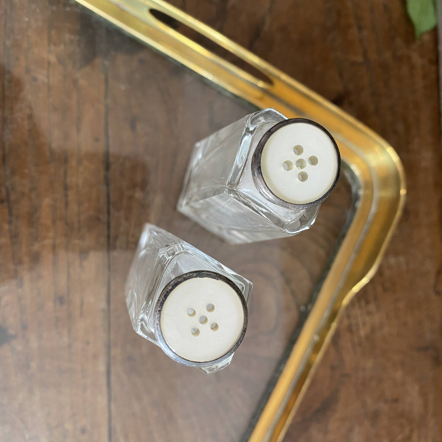 Salière poivrier en verre et bouton de nacre