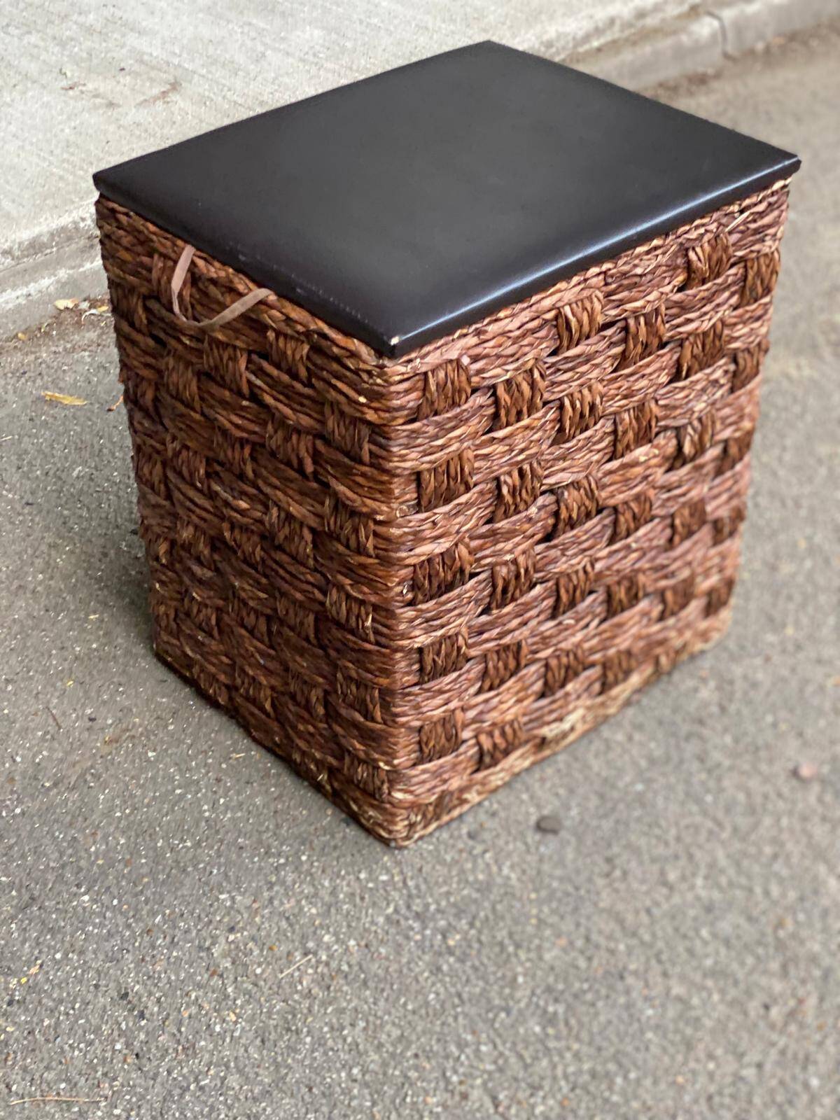 2 Scandinavian poufs in woven brown water hyacinth and leather