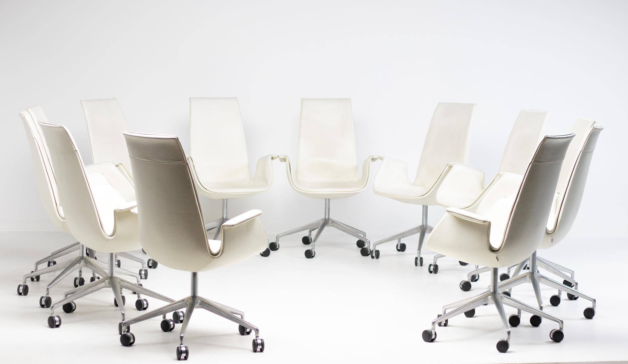 Neuf chaises à dossier haut en cuir blanc sur roulettes par Fabricius & Kastholm.