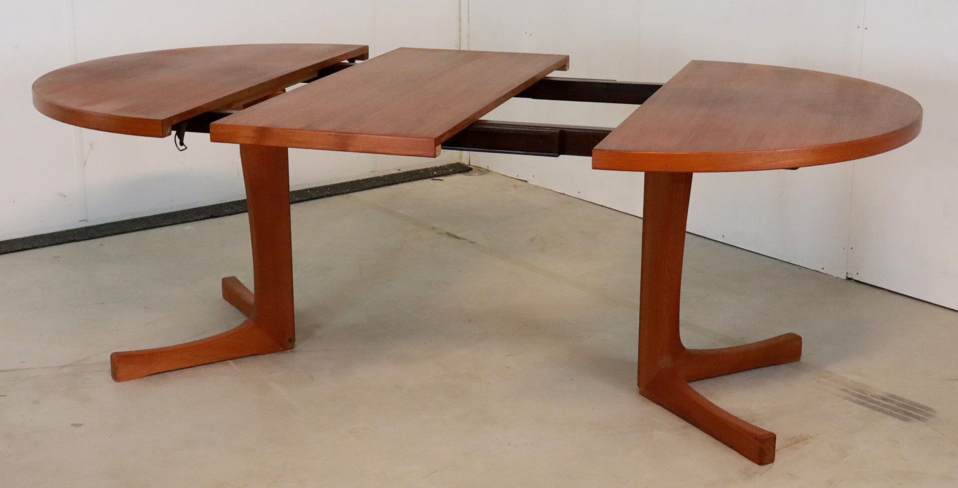 Danish design round dining table 2x extendable 'mejls'