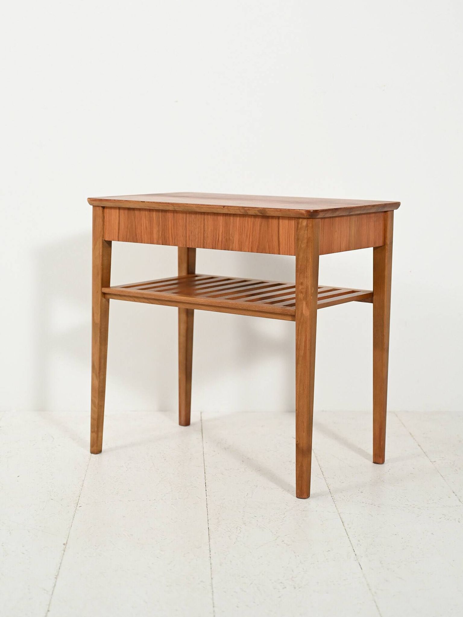 Table de chevet scandinave avec étagère à lattes