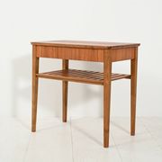 Table de chevet scandinave avec étagère à lattes