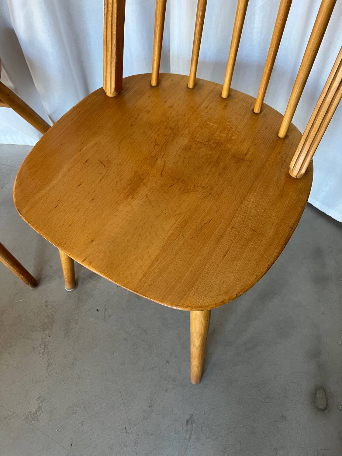 Paire de chaises scandinaves en bois clair