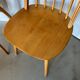 Paire de chaises scandinaves en bois clair