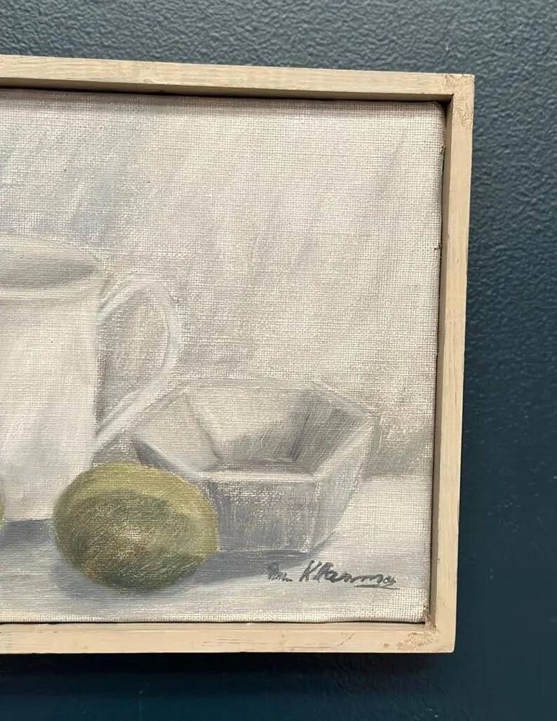 Original Swedish Oil on Canvas – “Jug, Bowl and Fruits” by Main Klarmo‑Kärred – Signed – 1961 – Vintage & Framed – 49×40.5 cm (19.3"×15.9")