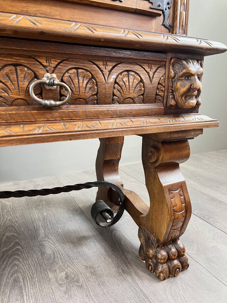 Carved oak display case, Neo-Renaissance style, 20th century