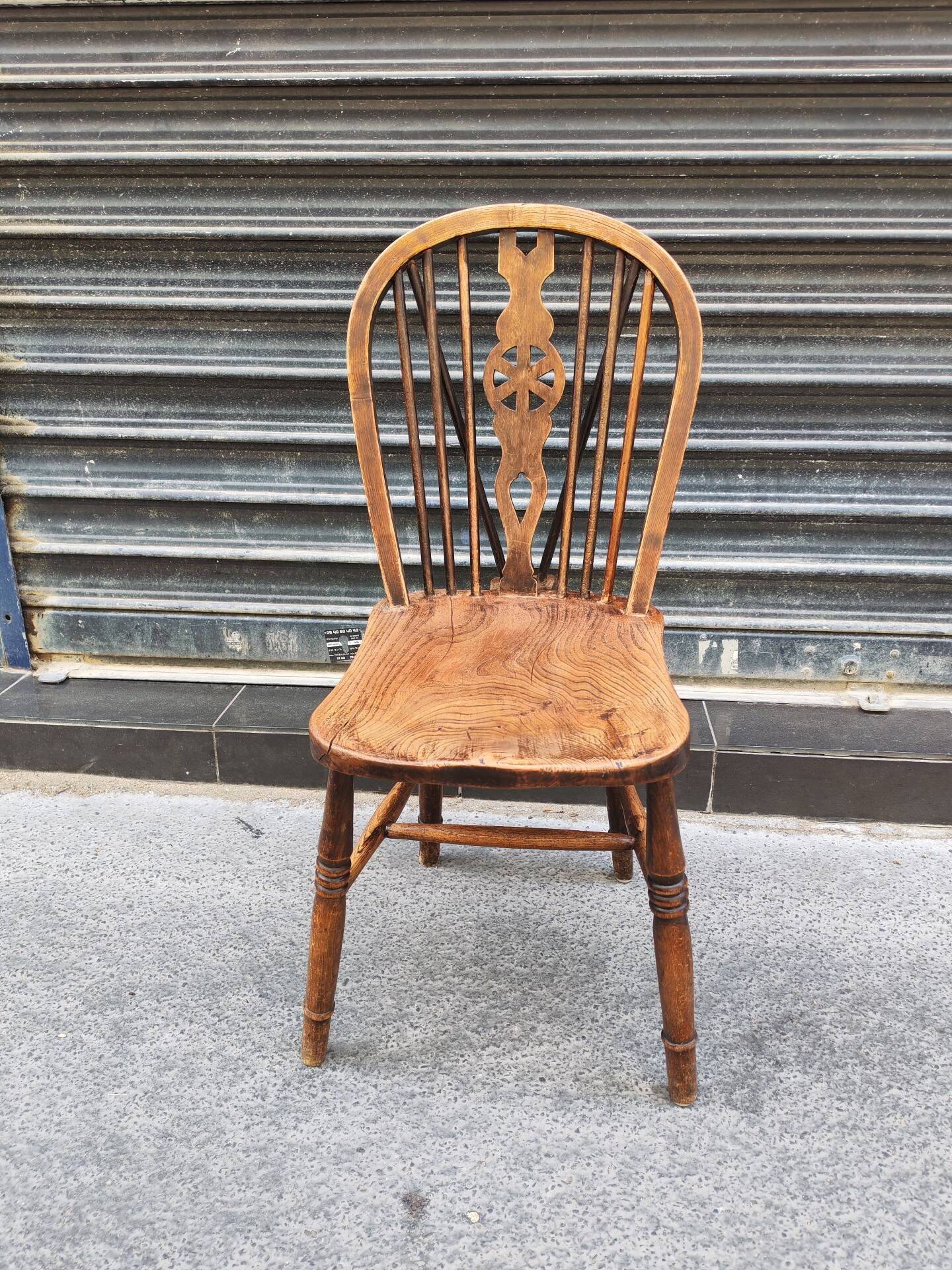 Ancienne chaise Windsor en orme massif. 
