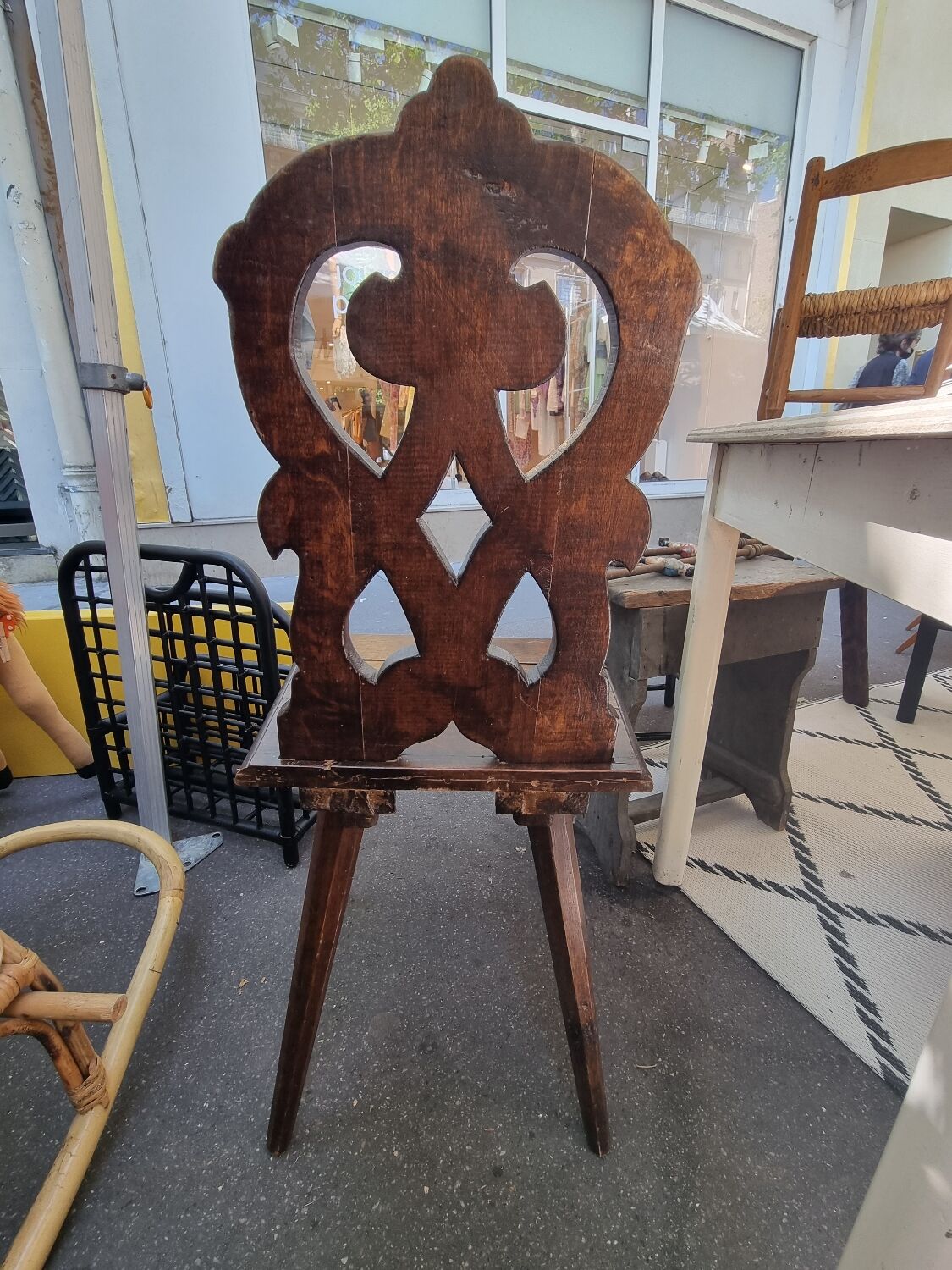 Chaise en bois sculpté